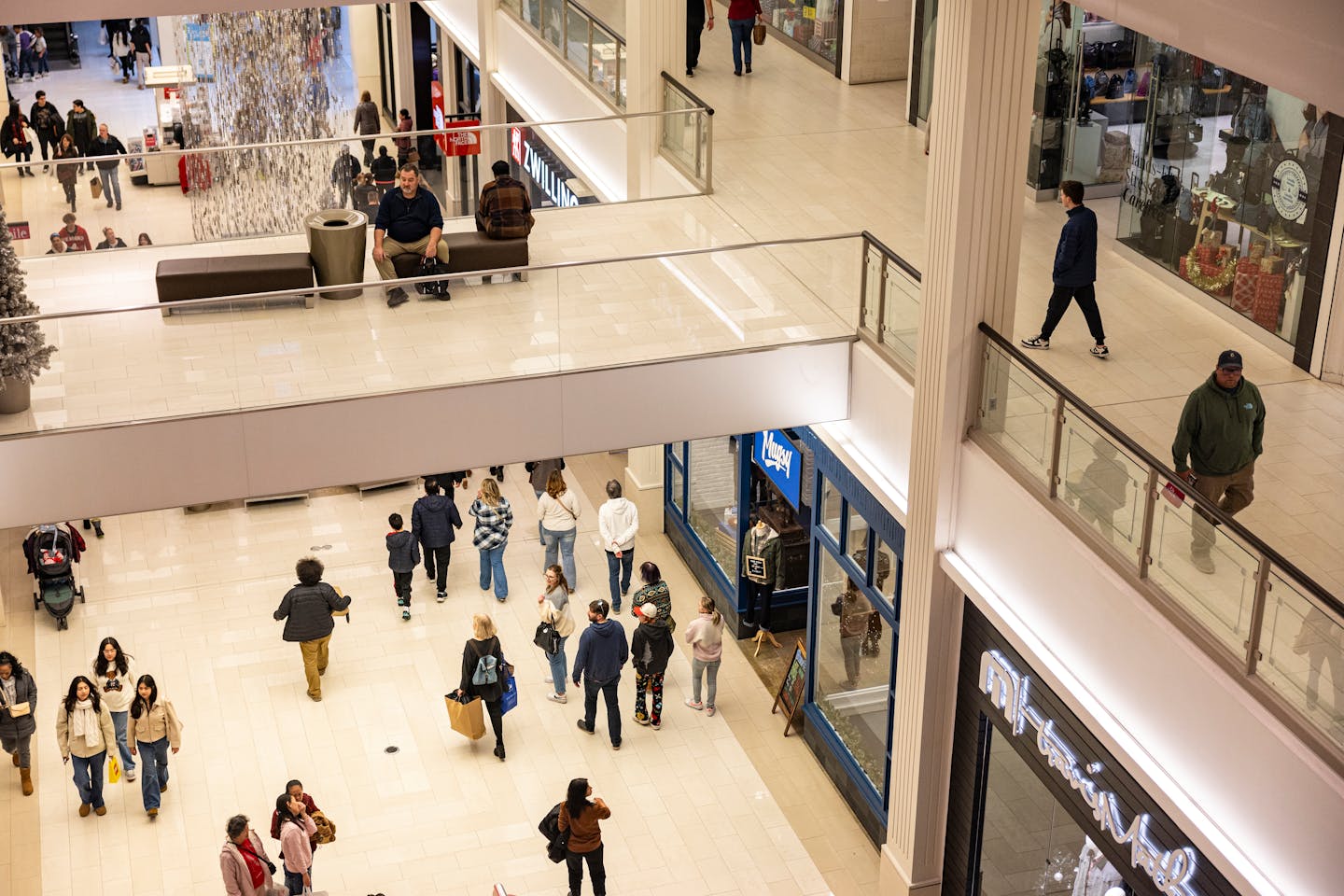 Late season shoppers wrap up holiday shopping at Mall of America with Christmas, Hanukkah days away