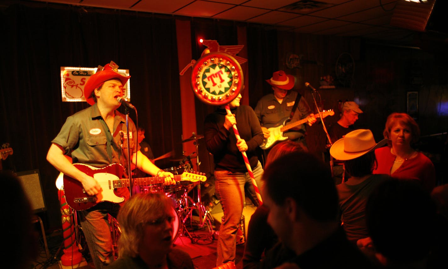 Richard Tsong-Taatarii/Star Tribune Minneapolis, MN;12/6/05;left to right: "Trashy Little X-Mas Show" by local country band Trailer Trash drew a big crowd at Lee's Liquor Lounge. The show moves to the pristine Fitzgerald this year.