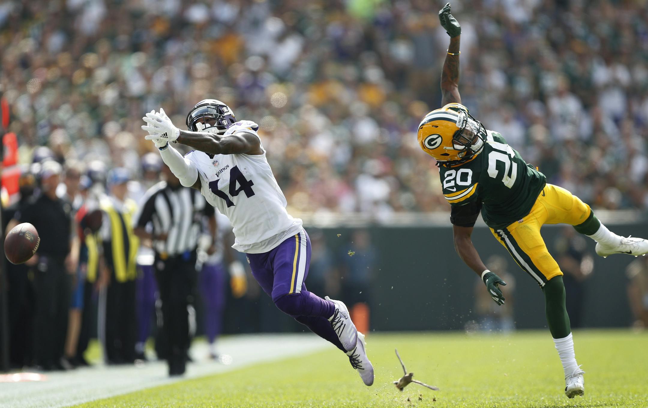 A bird flew between Minnesota Vikings wide receiver Stefon Diggs (14) and Green Bay Packers cornerback Kevin King (20) on an incomplete pass in the second quarter at Lambeau Field Sunday September 16, 2018 in Green Bay, WI. ] JERRY HOLT ï jerry.holt@startribune.com.