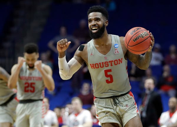 Houston's Corey Davis Jr. (5) and Galen Robinson Jr. (25) begin to celebrate in the final second during the second half of a second round men's colleg