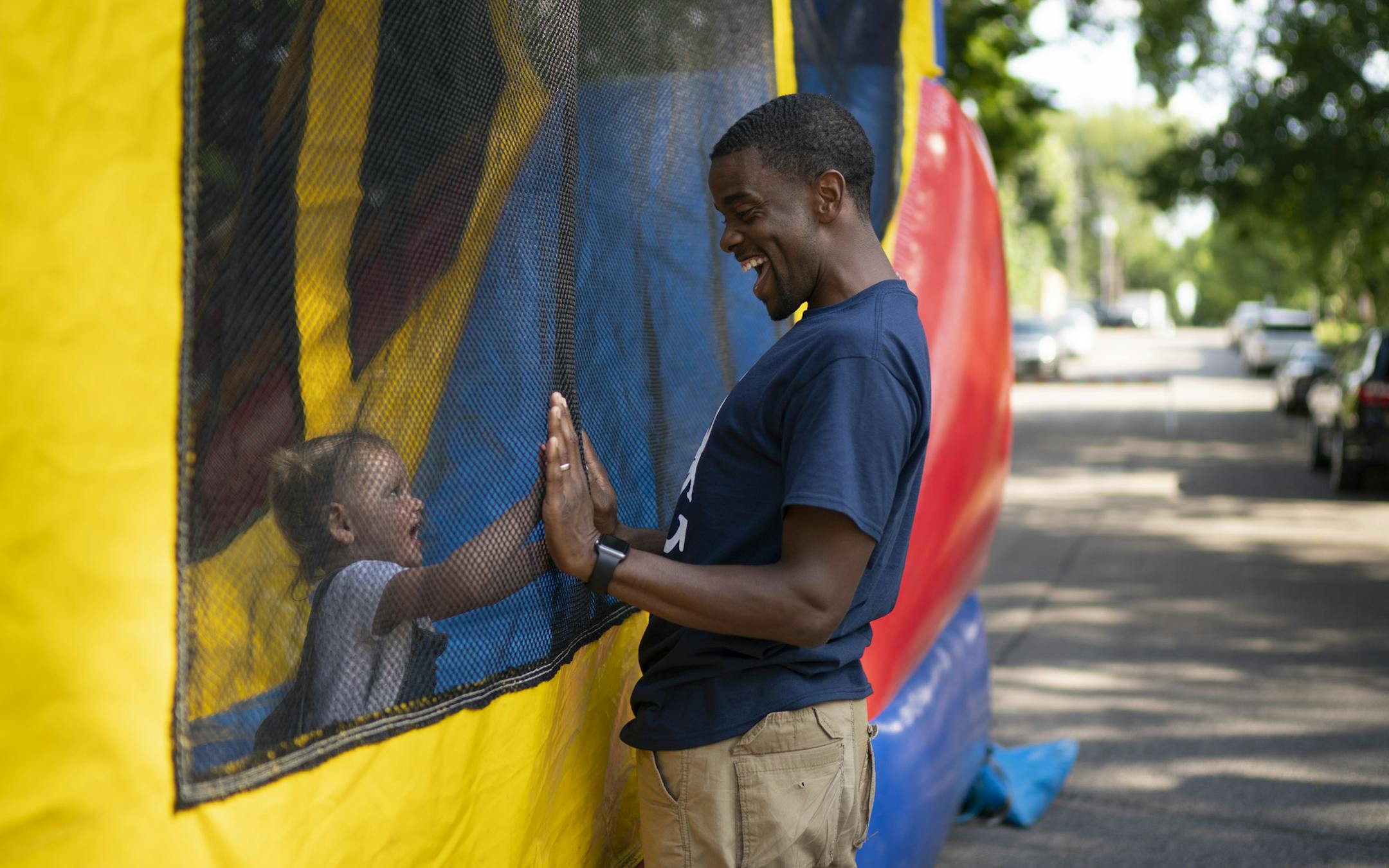 St. Paul Mayor Melvin Carter high fived Greta Goldberg while dropping in on a block party on Brimhall St. in St. Paul early Tuesday evening. ] JEFF WHEELER • jeff.wheeler@startribune.com St. Paul Mayor Melvin Carter and councilmember Rebecca Noecker dropped in on National Night Out block parties in their city Tuesday evening, August 6, 2019.