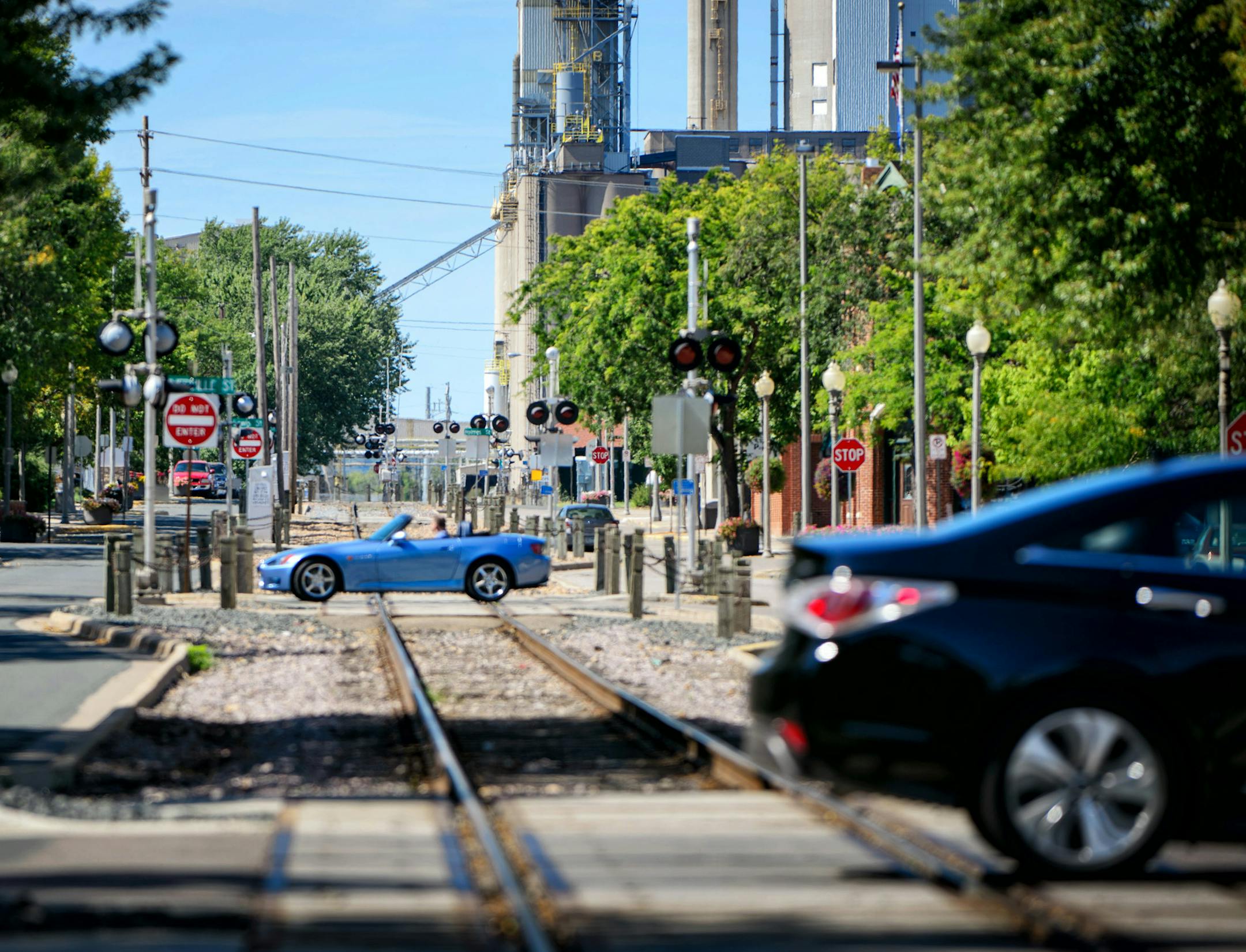 A train track runs through the heard of downtown Shakopee, here along 2nd Ave E. ] GLEN STUBBE * gstubbe@startribune.com Monday September 7, 2015 The Shakopee City Council is exploring creating a one to two mile "quiet zone" downtown, where a train comes through and sounds its horns at every intersection, four to six times a day. A small but vocal group of residents and businesses are complaining about the noise, but the changes required by the train company to make a quiet zone are complex -- c