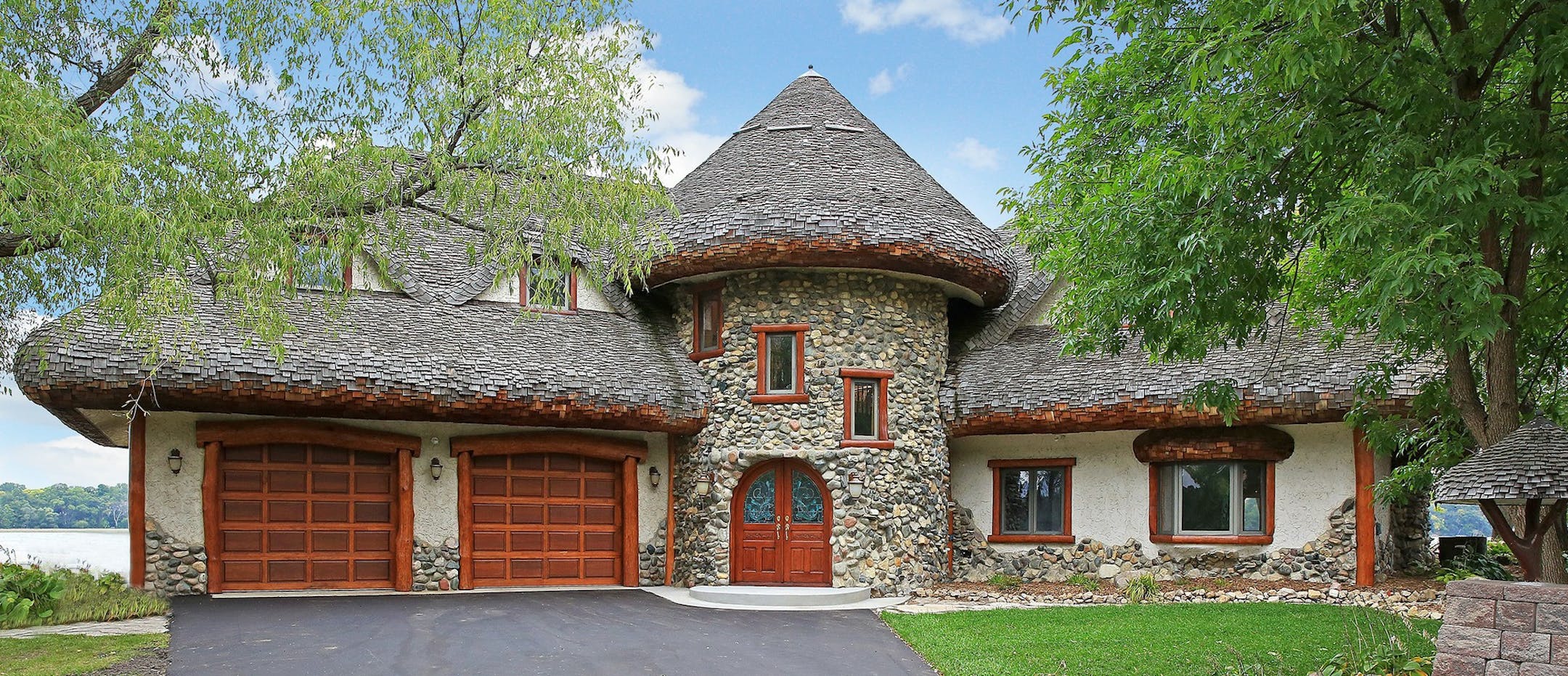 Spacecrafting "The Mushroom House" on Medicine Lake in Plymouth