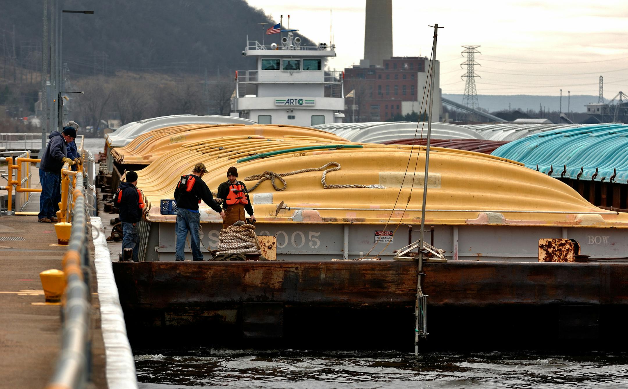 A failure in the lock and dam system, which includes Lock and Dam No. 4 at Alma, Wis., could require a lengthy repair, disrupting Mississippi barge traffic.