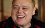 Joey McLeister/Star Tribune Wayzata, Mn.,Thurs.,June 17, 2004—Comedian Louie Anderson jokes at lunch with other Minneapolis comedians.