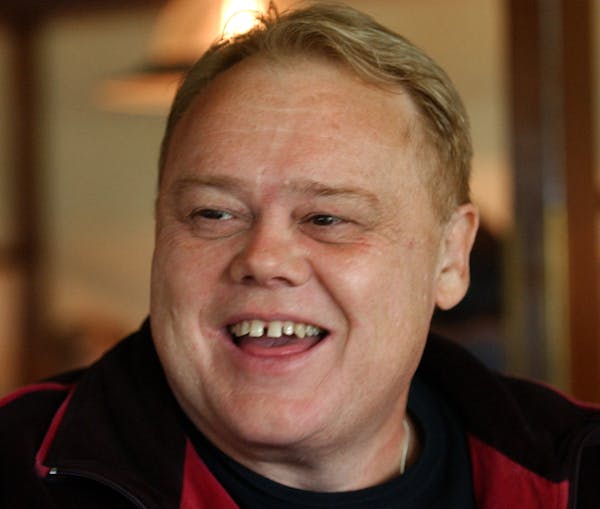 Joey McLeister/Star Tribune Wayzata, Mn.,Thurs.,June 17, 2004—Comedian Louie Anderson jokes at lunch with other Minneapolis comedians.