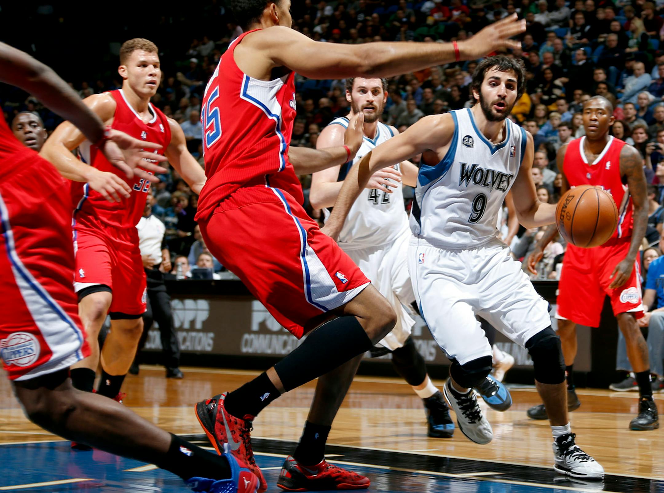 Timberwolves guard Ricky Rubio (9) drove to the basket in the first quarter against the Clippers at Target Center.