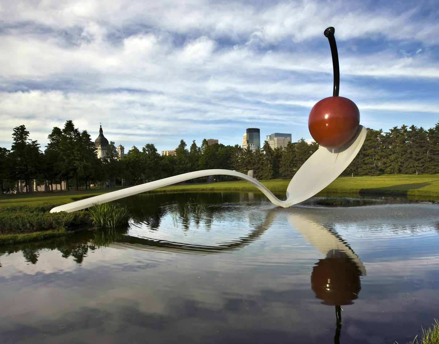 TOM WALLACE&#xef; twallace@startribune.com Assign#00003492A slug: sculpture06XX june19,20,21 Twenty year anniversary of the Walker Art Center&#xed;s, sculpture garden - double truck graphic highliting 12 works , on line gallery / map showing them all. Minneapolis, MN 2008. [Spoonbridge and Cherry, 1985-1988 Aluminum, stainless steel, paint 354 x 618 x 162 in. Gift of Frederick R. Weisman in honor of his parents, William and Mary Weisman, 1988 ORG XMIT: MIN2013061317285866