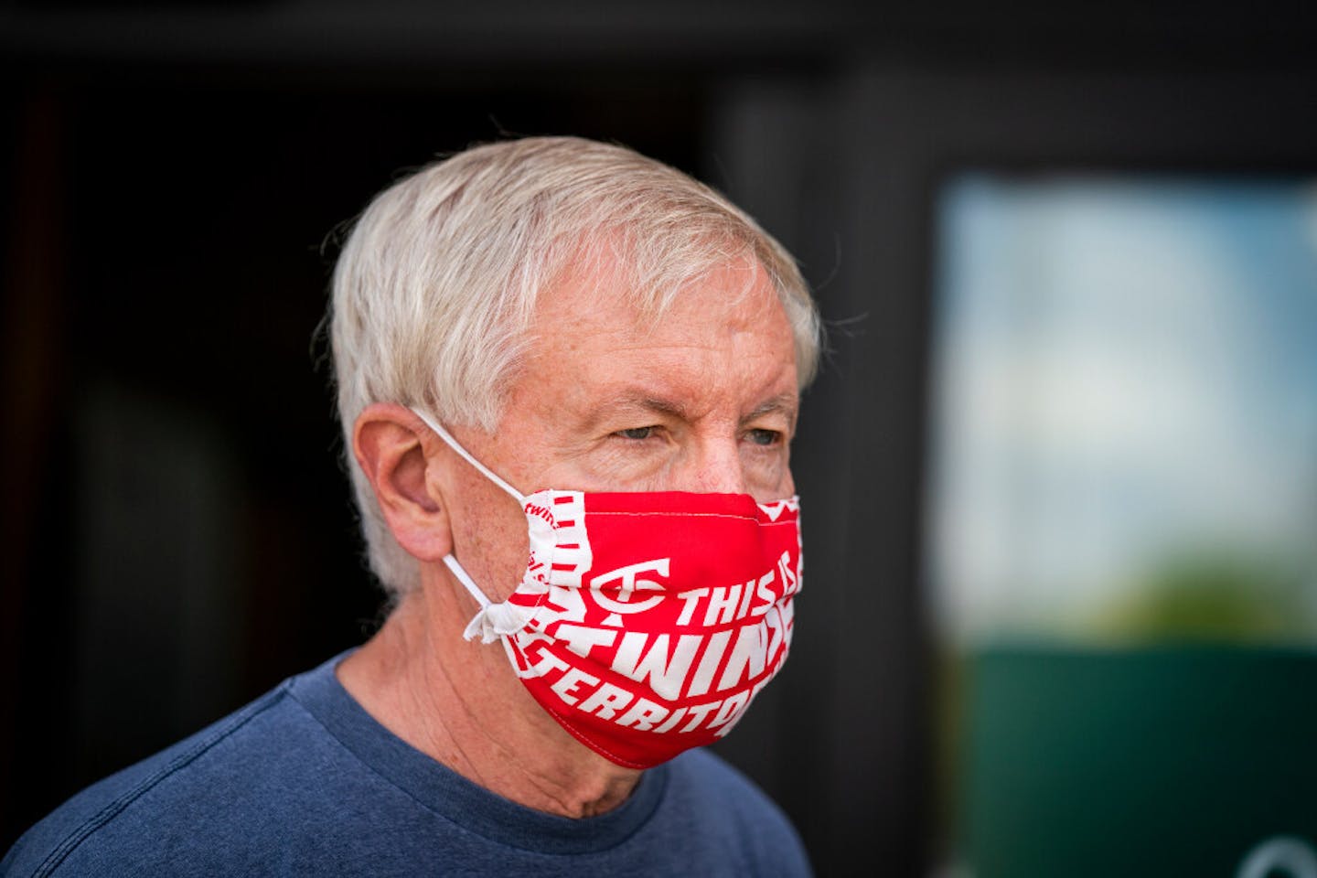 Photo by Leila Navidi: Tom Petersen of Burnsville wore a Twins face mask outside of Lunds & Byerlys in Burnsville last week.