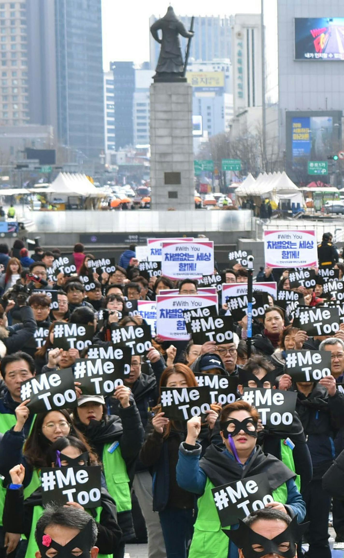 Women gather at a park in Seoul to stage a #MeToo campaign on March 8, 2018, International Women's Day. (Kyodo)
==Kyodo