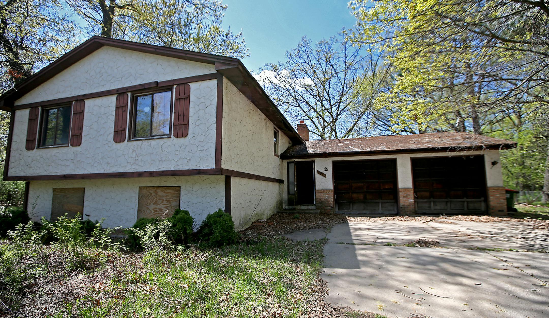 Coon Rapids building official Greg Brady analyzed a 1978 split-level home, Monday, May 2, 2016 in Coon Rapids, MN. The home was so trashed that the owner and the bank walked away. The city of Coon Rapids will tear down the home this week. ] (ELIZABETH FLORES/STAR TRIBUNE) ELIZABETH FLORES &#x2022; eflores@startribune.com