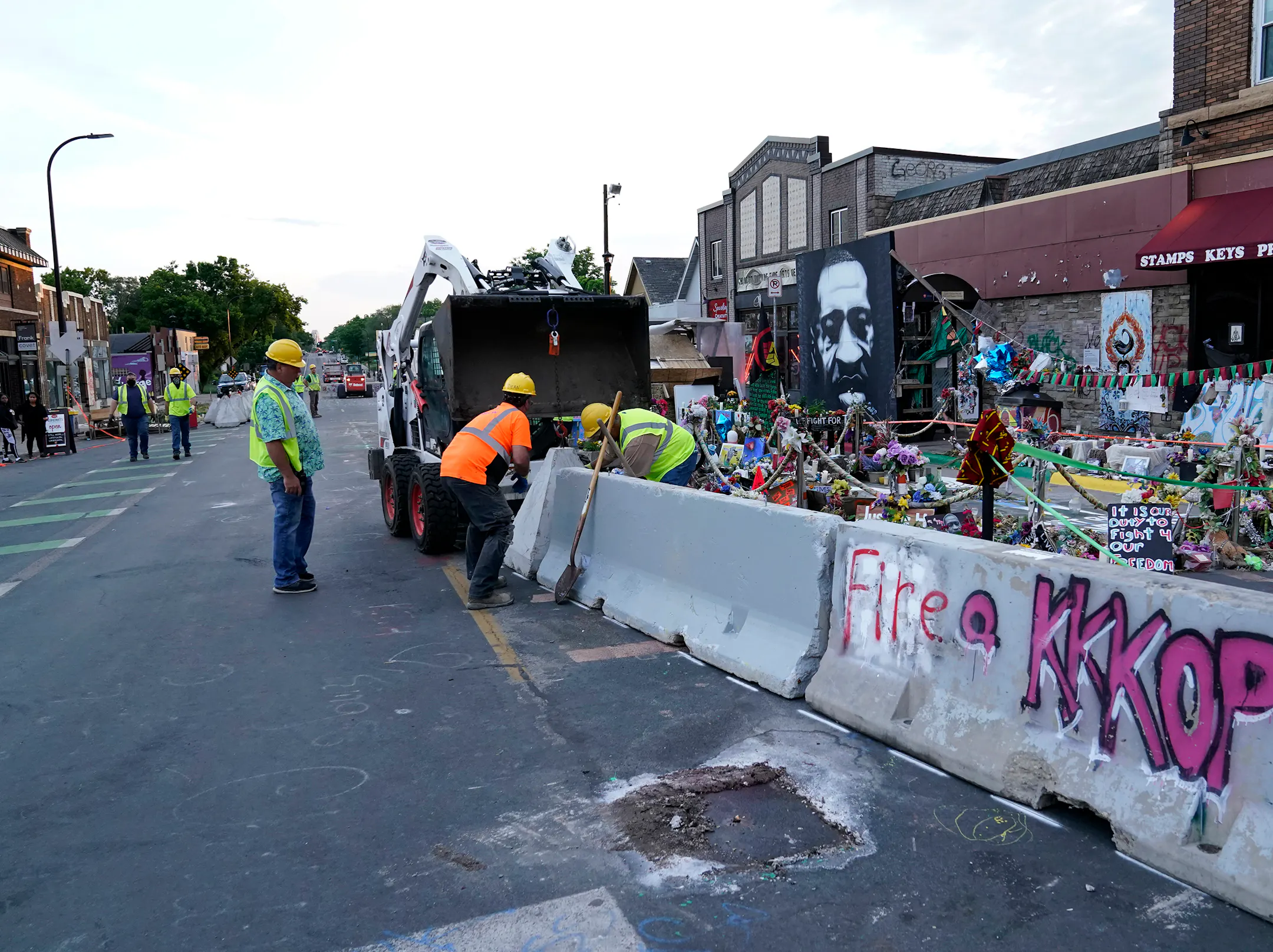 Municipal workers clear south Minneapolis intersection where George ...