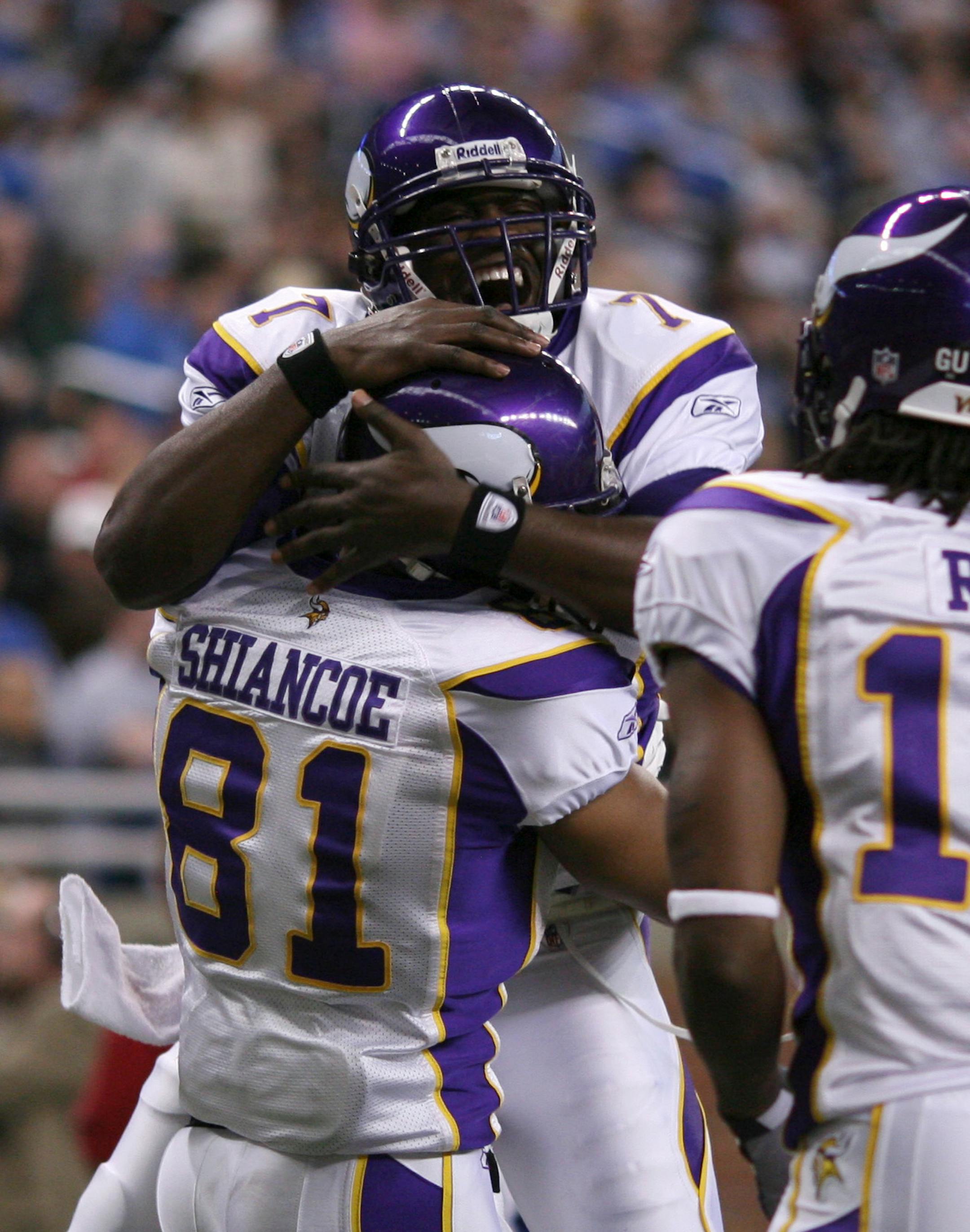 Vikings quarterback Tarvaris Jackson hugged Visanthe Shiancoe (81) after they put the Vikings ahead of Detroit with an 11-yard touchdown pass in the fourth quarter.