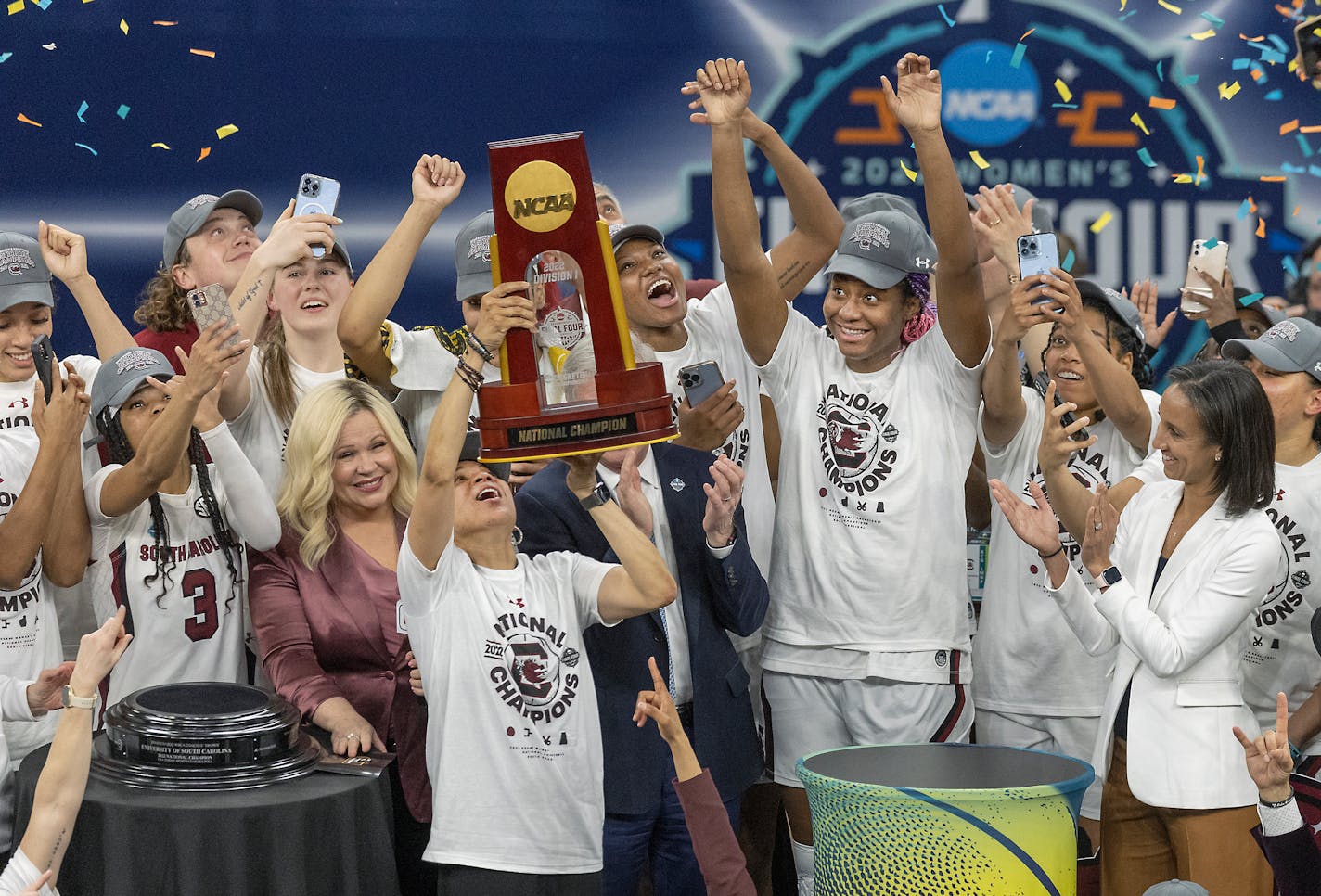 South Carolina head coach Dawn Staley and her team celebrated a 64-49 win over UConn after the championship game in the NCAA Women's Final Four on Sunday, April 3, 2022 at Target Center in Minneapolis. ] ELIZABETH FLORES • liz.flores@startribune.com