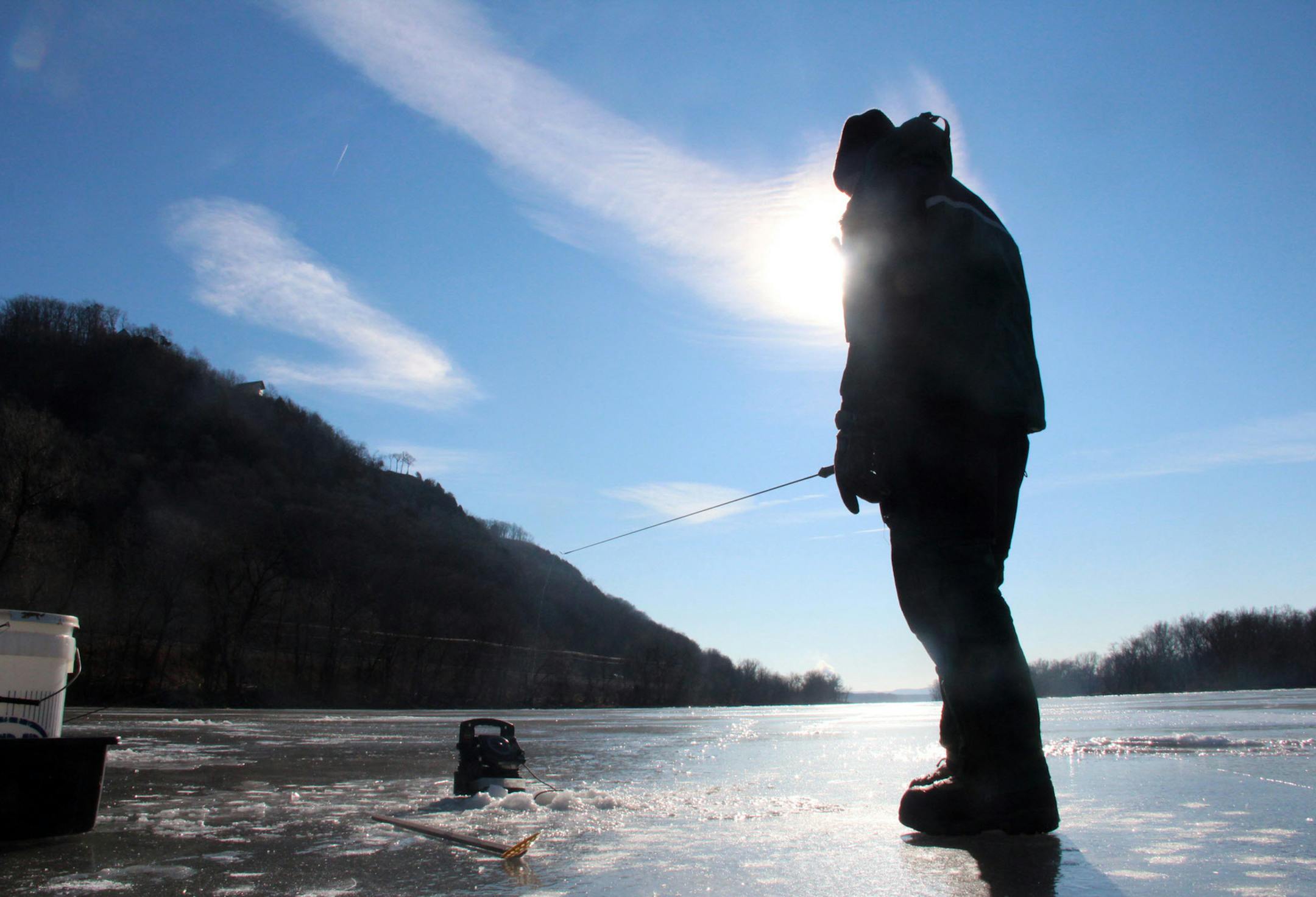 Frank Ouimet of Franklin, Wis. fishes on the ice of the Mississippi River on Dec. 30, 2014 near De Soto, Wis. (Paul A. Smith/Milwauke Journal Sentinel/TNS) ORG XMIT: 1162546