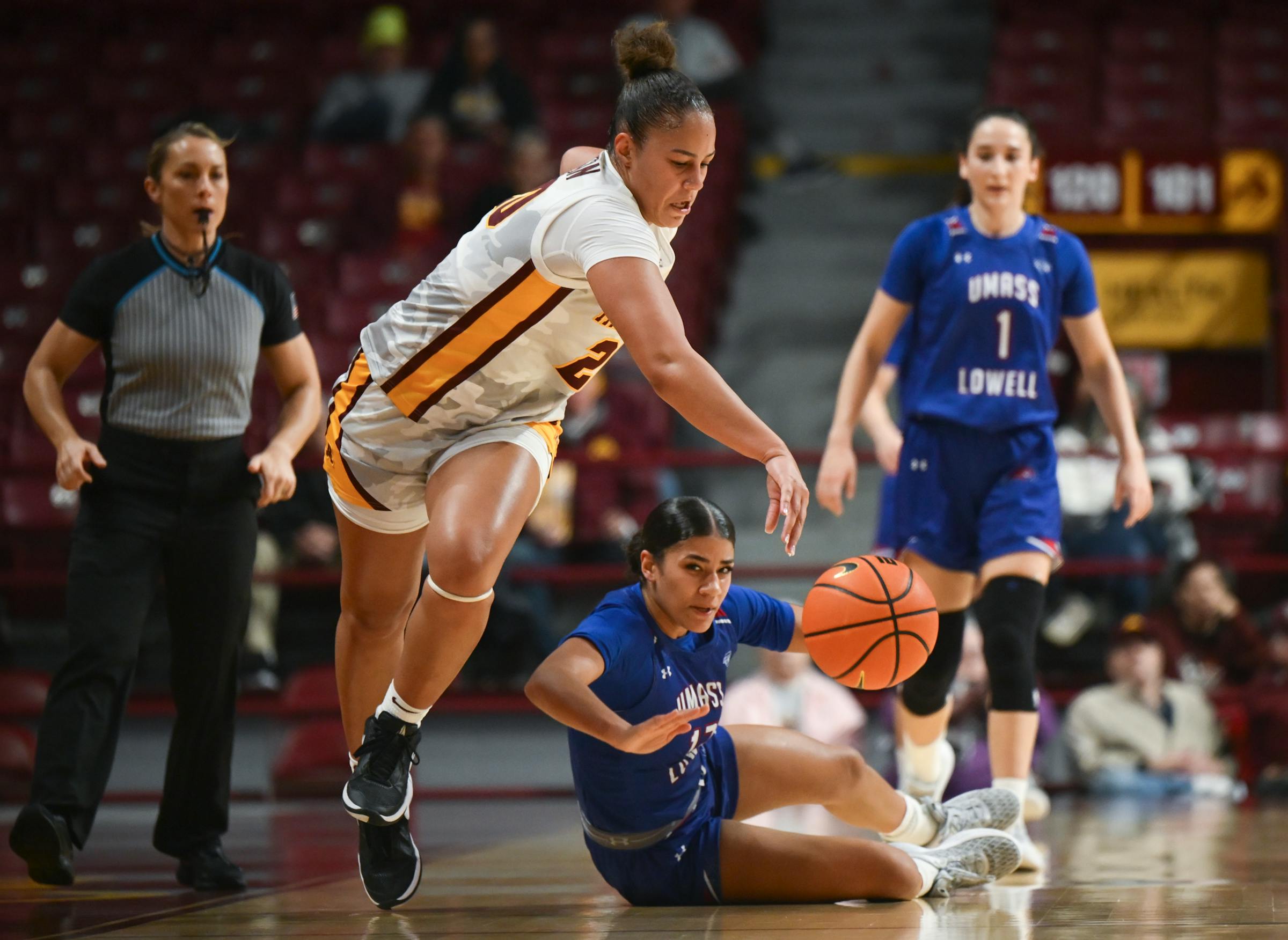 Gophers women’s basketball dominates UMass Lowell for 3-0 start