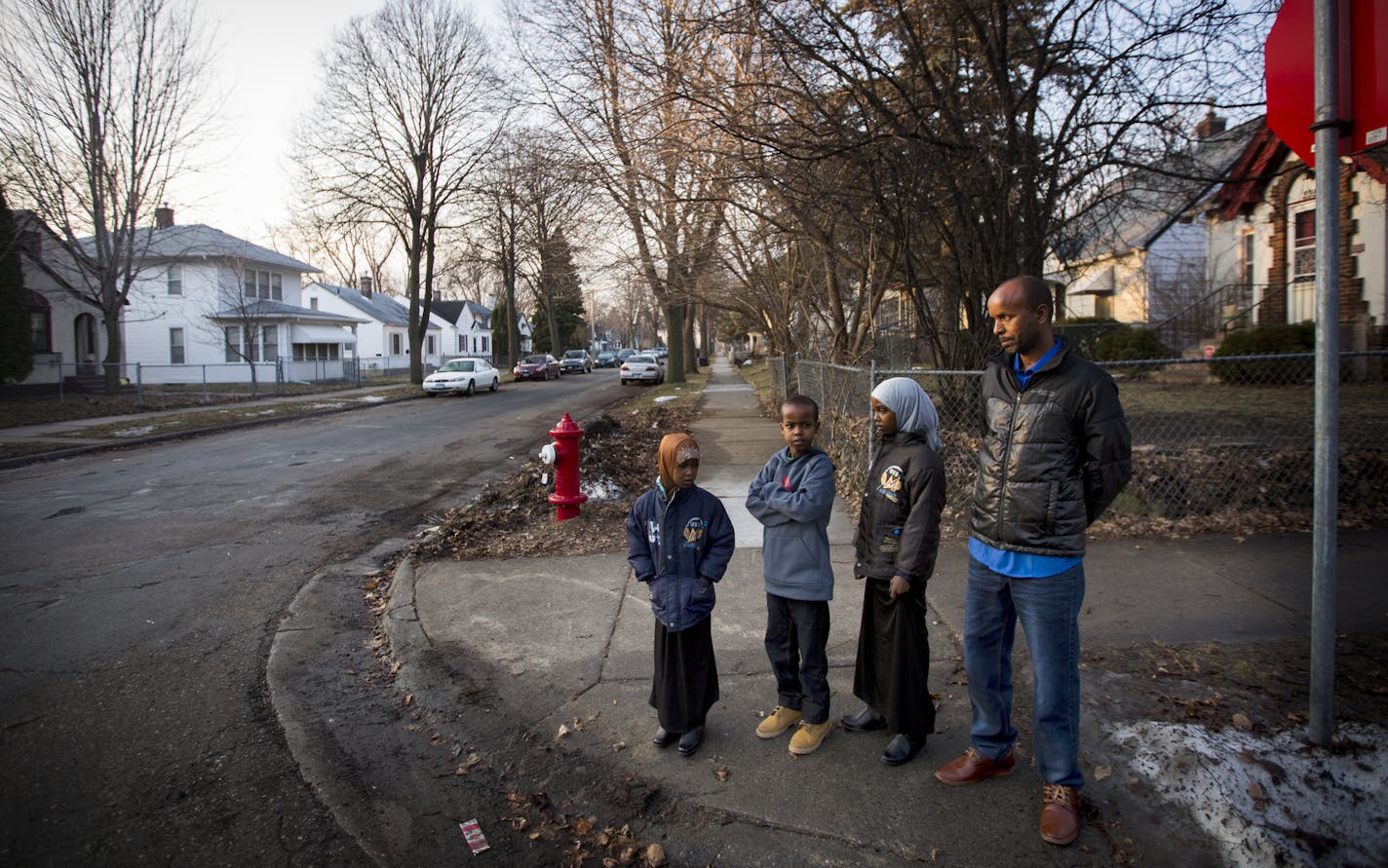 Bisha sadexaad 7, 2016, Minneapolis, Minn., Malintii ugu horeeysay dugsiga, Abdirahman Abdullahi wuxuu la sugay baska carruurtiisa Hamda, Mohamed iyo Nimo.