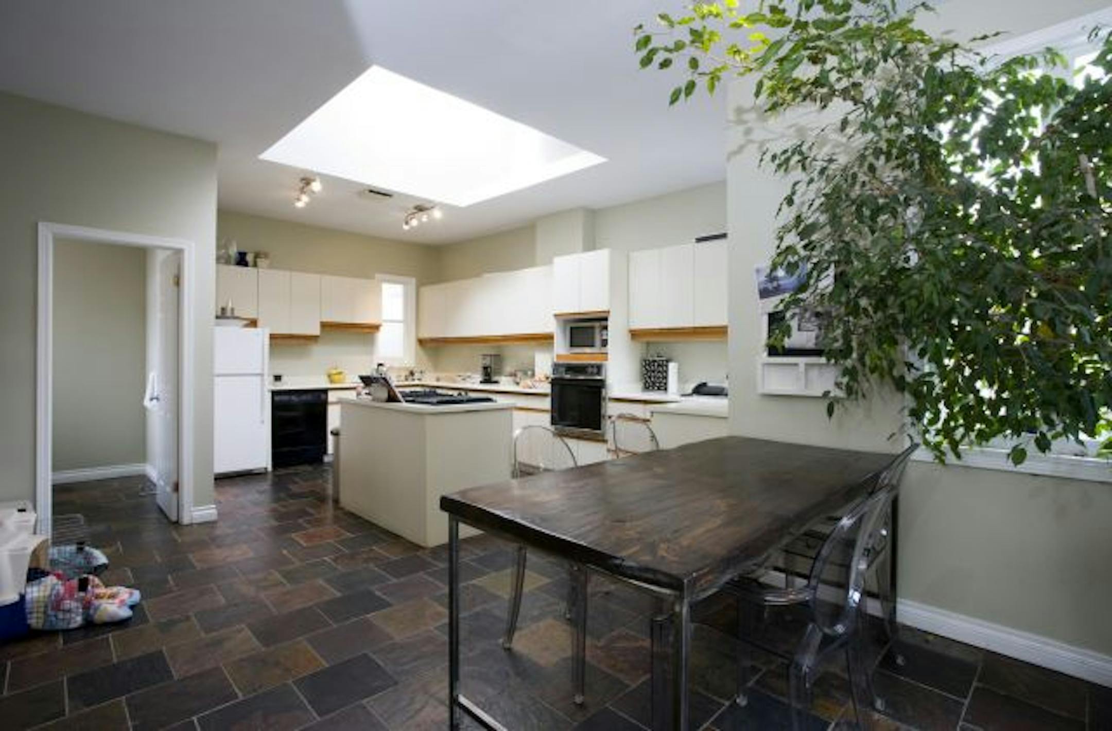 Before: Though the homeowner works in the world of "dress to impress," his kitchen made a bad first impression, especially the row of uneven cabinet heights and cramped island.