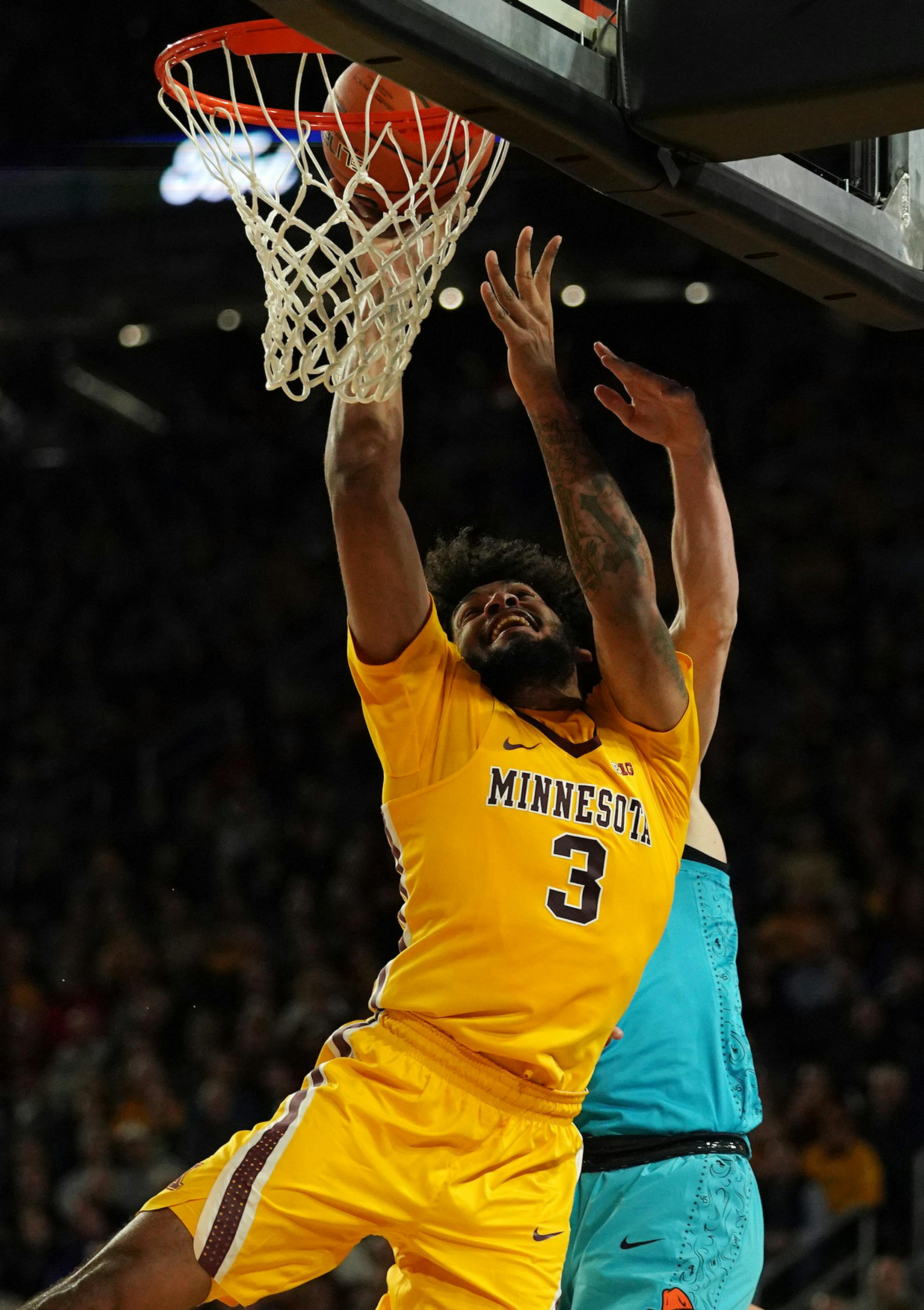 Minnesota Golden Gophers forward Jordan Murphy (3) went up to dunk the ball in the first half. ] ANTHONY SOUFFLE ï anthony.souffle@startribune.com The Minnesota Golden Gophers played the Oklahoma State Cowboys in an NCAA men's basketball game Friday, Nov. 30, 2018 at U.S. Bank Stadium in Minneapolis, Minn.