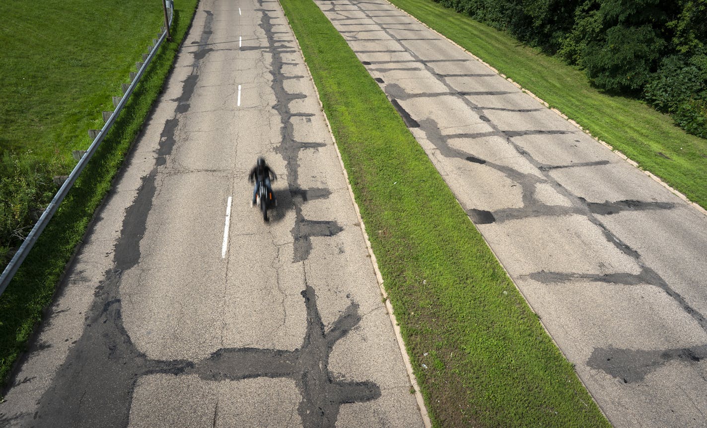 A motorcycle drove on Ayd Mill Road in St. Paul. ] LEILA NAVIDI &#x2022; leila.navidi@startribune.com BACKGROUND INFORMATION: Ayd Mill Road seen from the Grand Avenue bridge in St. Paul on Wednesday, August 21, 2019.