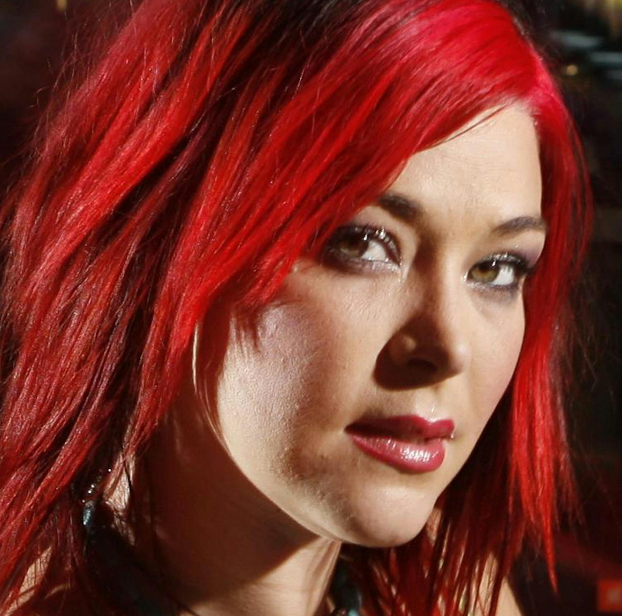 Nikki McKibbin, a Fort Worth-based singer seen here in August 2007, was a second runner up during the first season of the television competition "American Idol" in 2002. McKibbin has died from complications of a brain aneurysm.She was 42. (G.J. McCarthy/The Dallas Morning News/TNS)