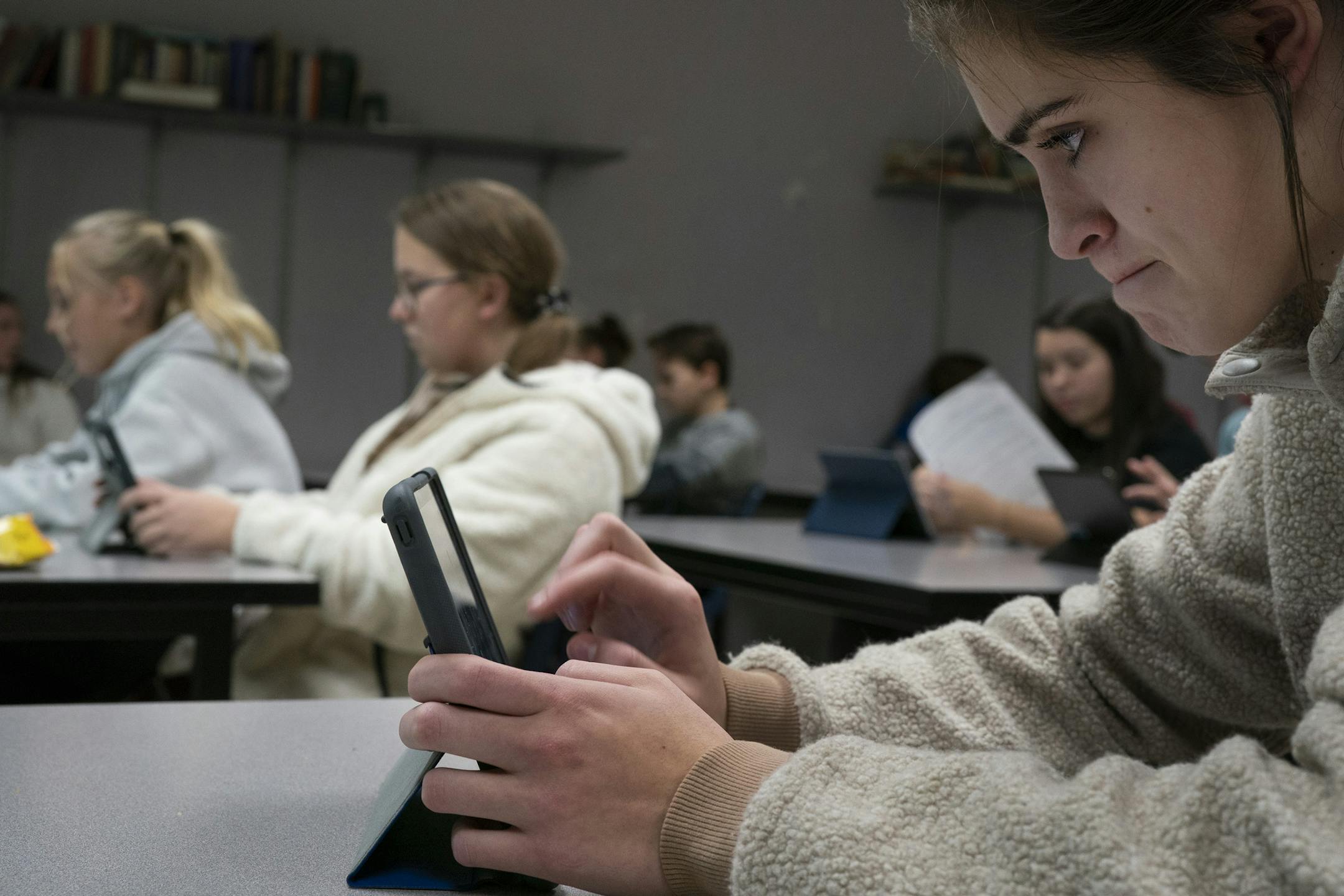 Kate Simington a 9th grader at Minnetonka High School, worked on a ipad in her English Class.] Jerry Holt • Jerry.holt@startribune.com Minnetonka High School students using ipads in the classrooms Wednesday Oct. 30, 2019. in Minnetonka, MN. Jerry Holt