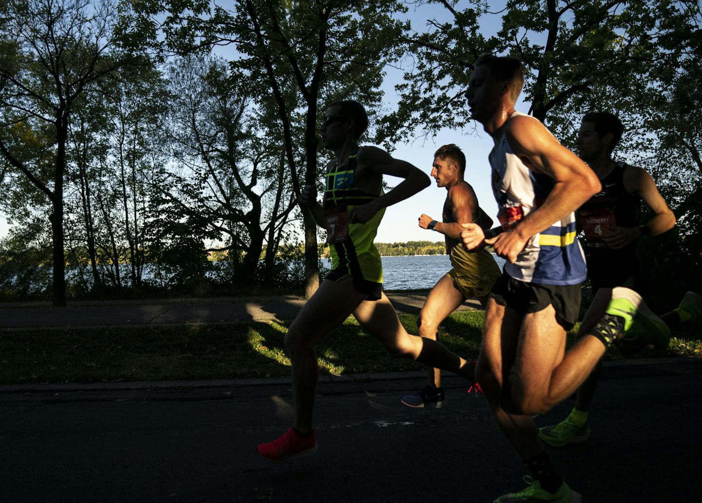 The men's leaders ran past Lake Harriet in the morning light at almost mile 8 during the 2019 Medtronic Twin Cities Marathon in Minneapolis, Minn., on Sunday, October 6, 2019. ] RENEE JONES SCHNEIDER ¥ renee.jones@startribune.com