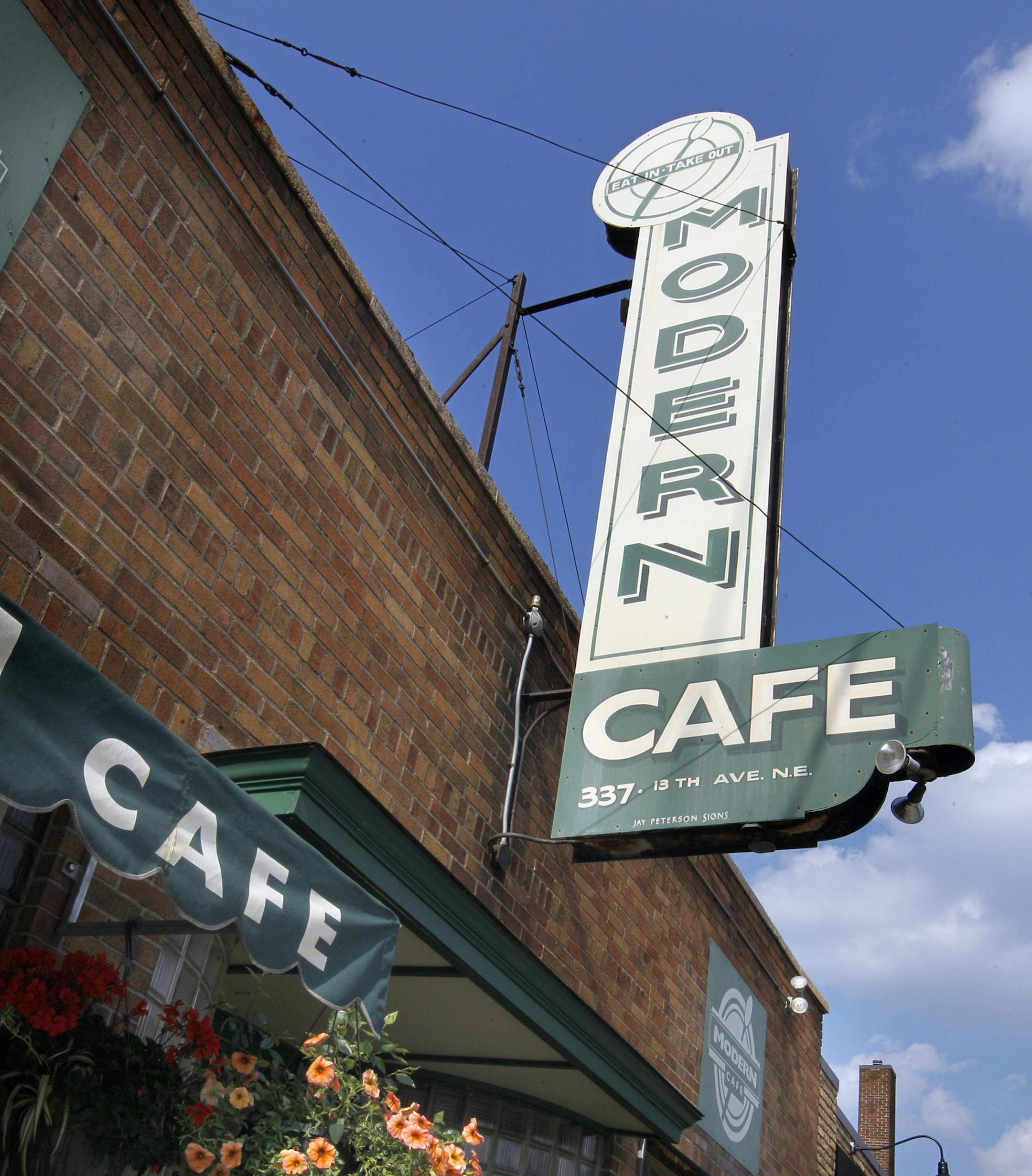 TOM WALLACE • twallace@startribune.com Assignment #20013044A Slug: rn070110 Date: June 24, Review of the Modern Café, 337 13th Av. NE, Owner, Jim Grell and chef Phillip Becht. Food, The pea soup, chicken breast, The "big bowl." _THIS PHOTO: ] Restaurant review of the Modern Cafe.