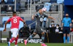 Minnesota United midfielder Emanuel Reynoso (10) controlled the ball during the second half as FC Dallas midfielder Bryan Acosta (8) approached.