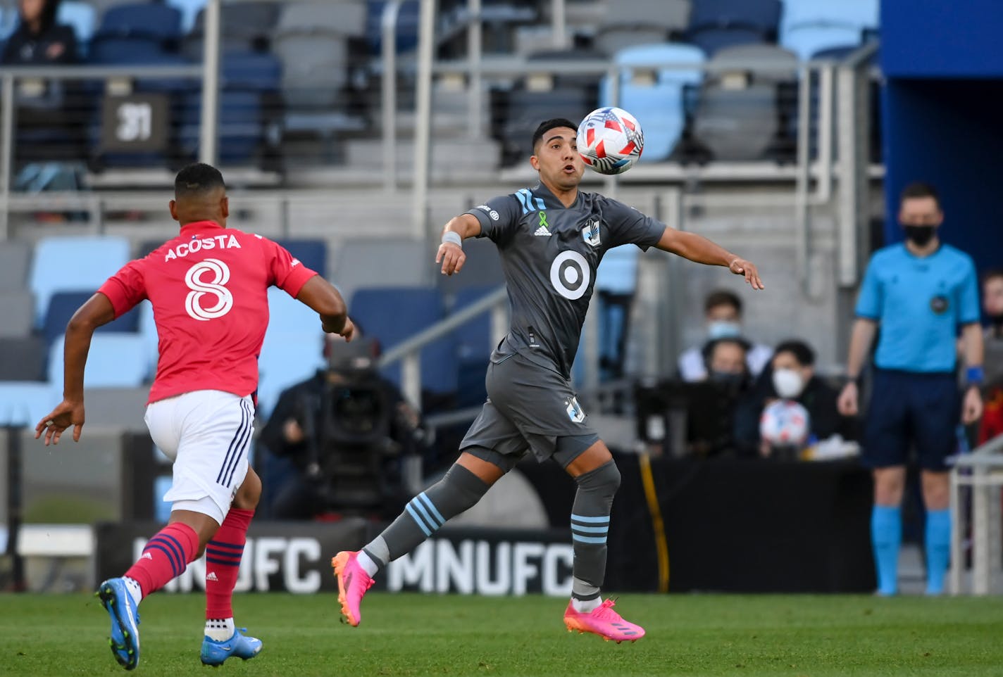 Minnesota United midfielder Emanuel Reynoso (10) controlled the ball during the second half as FC Dallas midfielder Bryan Acosta (8) approached.