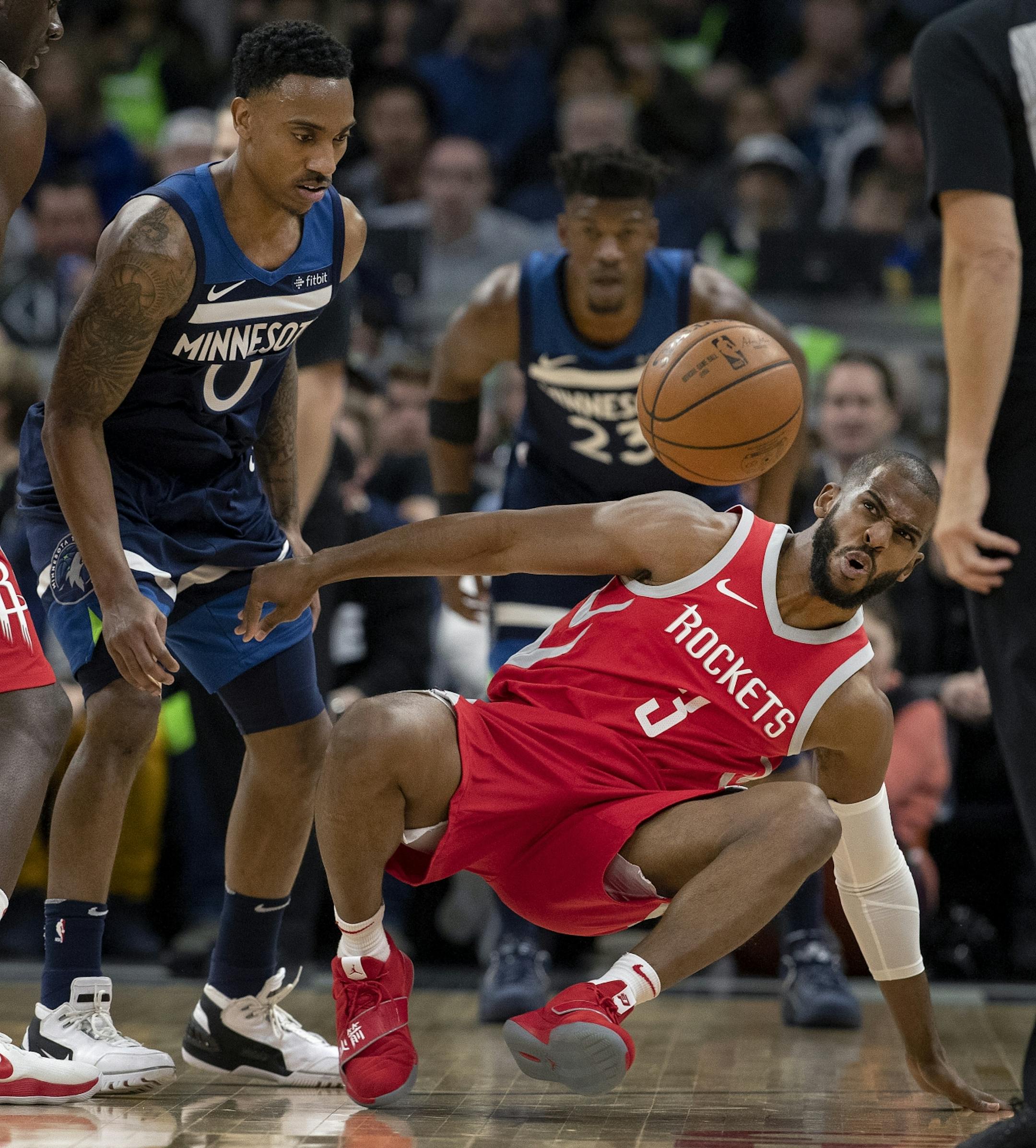 Minnesota Timberwolves Jeff Teague (0) defended Chris Paul (3) in the first quarter.
