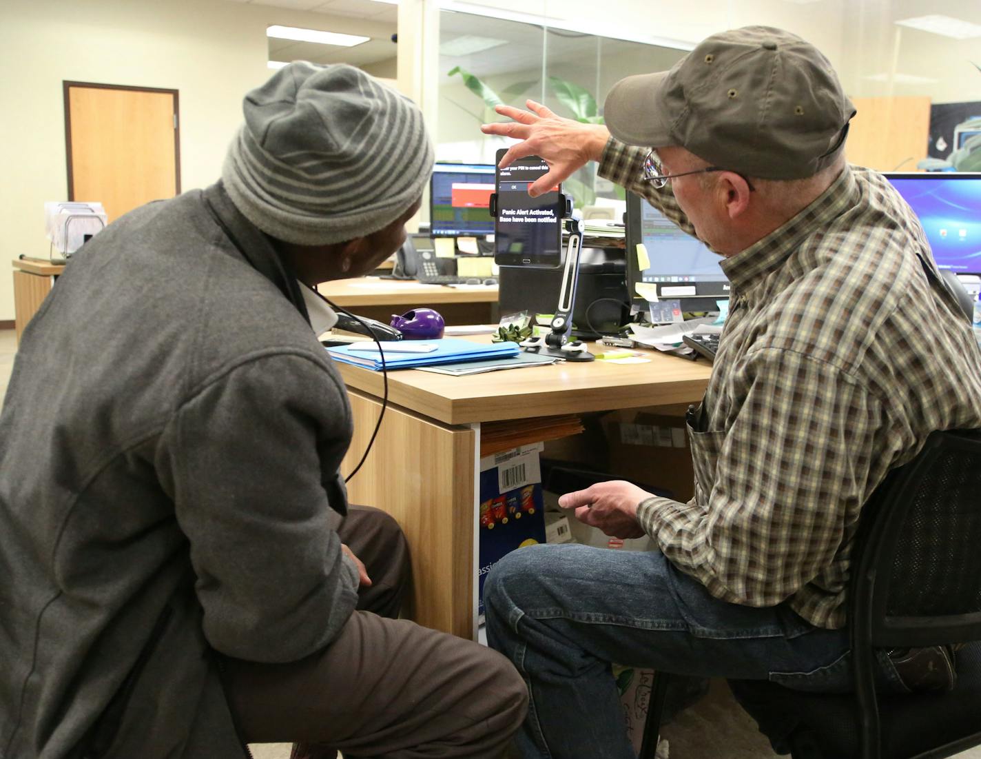 Trainer Mark Shields, right, shows taxi driver Mohamed Abdi how to use a tablet for work at Blue and White, Rainbow and ABC Taxis headquarters where taxi driver training was going on inside Thursday, Dec. 22, 2016, in St. Louis Park, MN.] (DAVID JOLES STARTRIBUNE)djoles@startribune.com Lack of training for Uber/Lyft drivers creates problems.** Mark Shields, Mohamed Abdi,cq