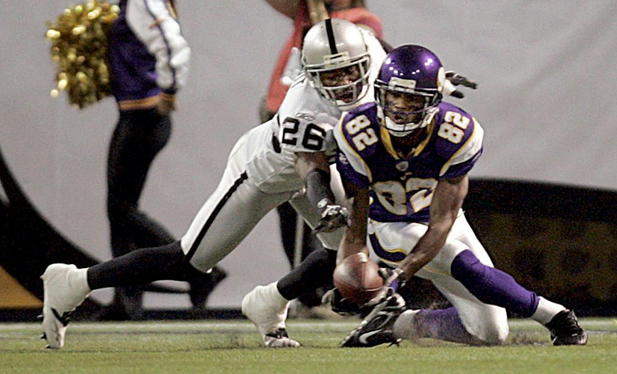 Stanford Routt (26) tackles Troy Williamson in 2007.