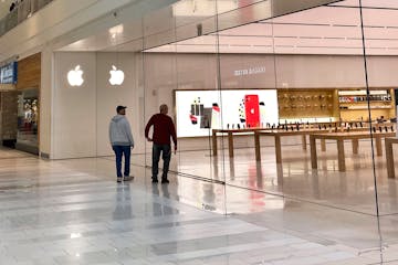 Shoppers looked into the closed Apple Store at the Mall of America on Tuesday in Bloomington. In Minnesota, 4% of the state's workforce sought unemplo