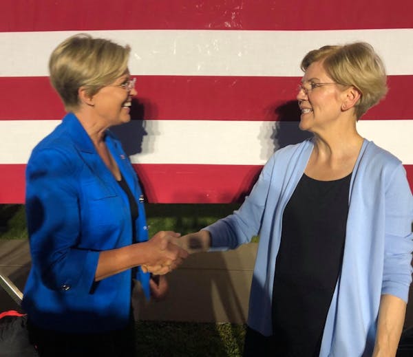 Elizabeth Warren meets her lookalike at Minnesota rally