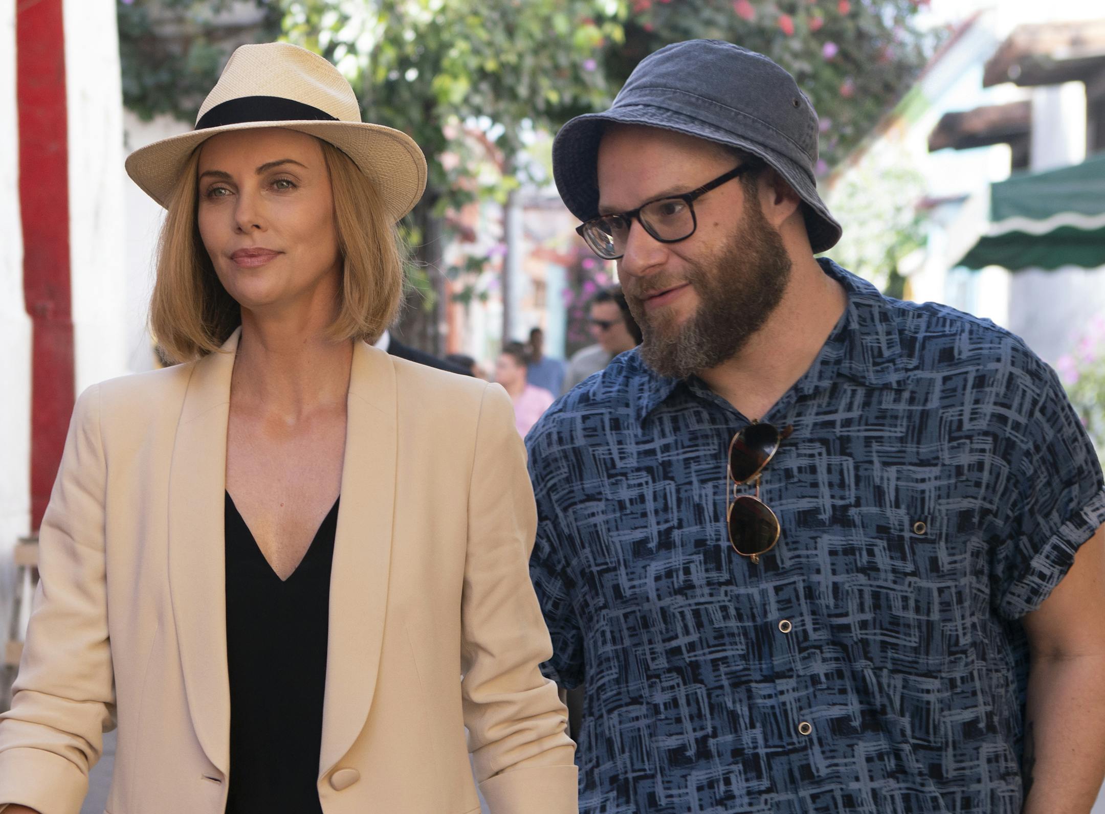 Charlotte Fields (CHARLIZE THERON) and Fred Flarsky (SETH ROGEN) in LONG SHOT. Photo Credit: Hector Alvarez.