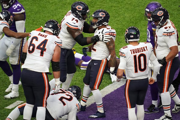 Bears running back David Montgomery (32) celebrates with his teammates after scoring a touchdown Sunday.