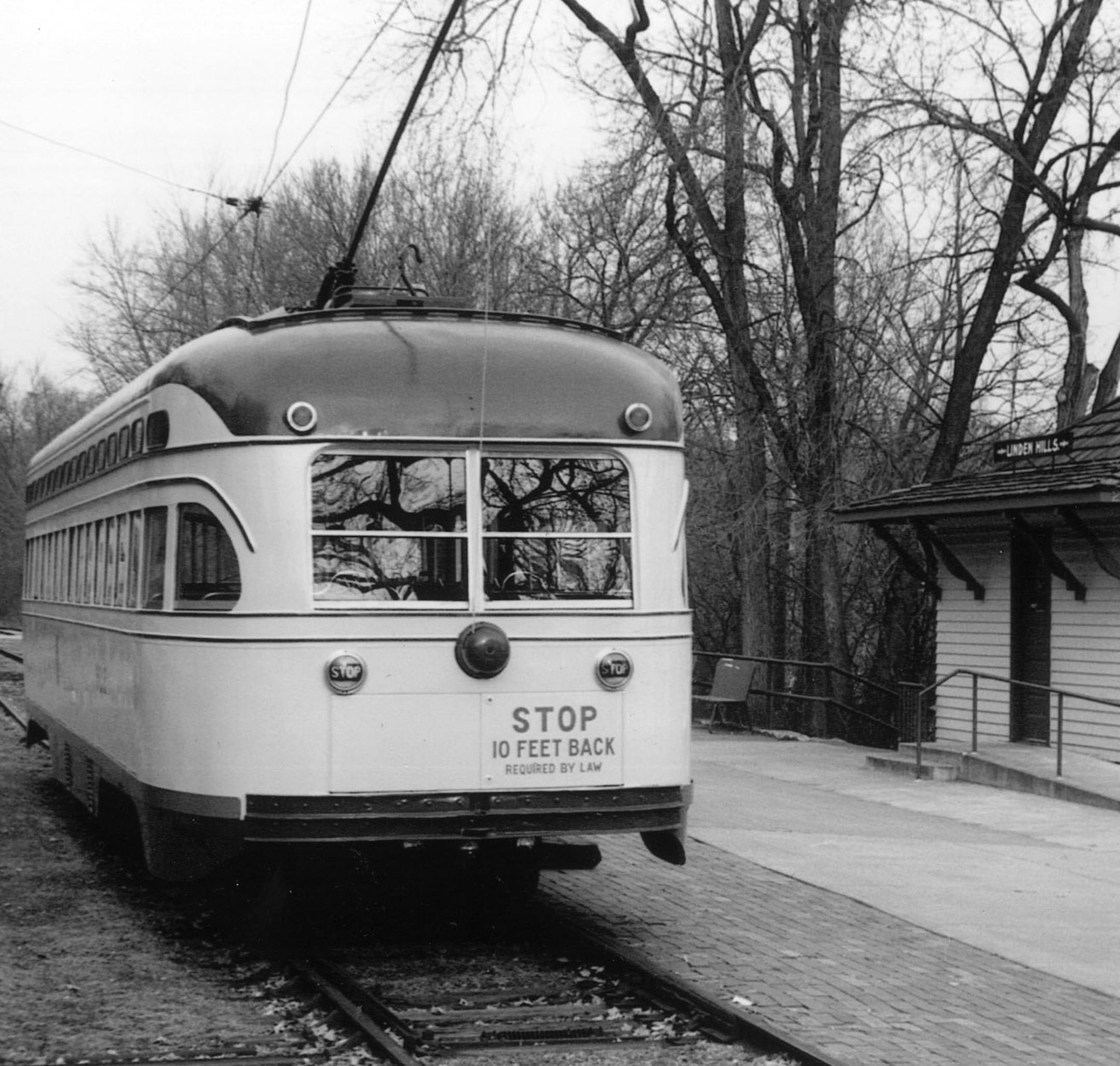 The Minnesota Transportation Museum has won a 2001 Minneapolis Heritage Preservation Award for its restoration of the 1940s streetcar PCC No. 322, shown here at the Linden Hills stop on the Como-Harriet Streetcar Line. See article Thurs May 24, 2001. Photo courtesy of the Mpls Heritage Preservation Commission. ORG XMIT: MIN2013090421414655