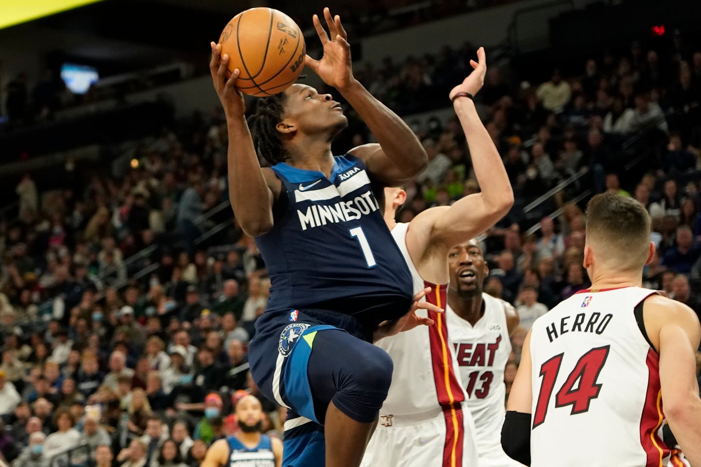 Edwards Wolves treat packed house to victory over Heat extending