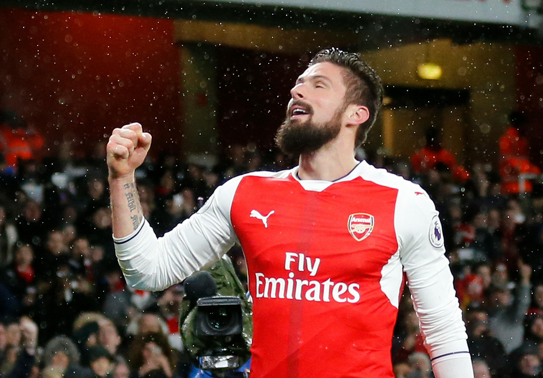Arsenal's Olivier Giroud celebrates after scoring during the English Premier League soccer match between Arsenal and Crystal Palace at the Emirates stadium in London, Sunday, Jan. 1, 2017.(AP Photo/Frank Augstein)