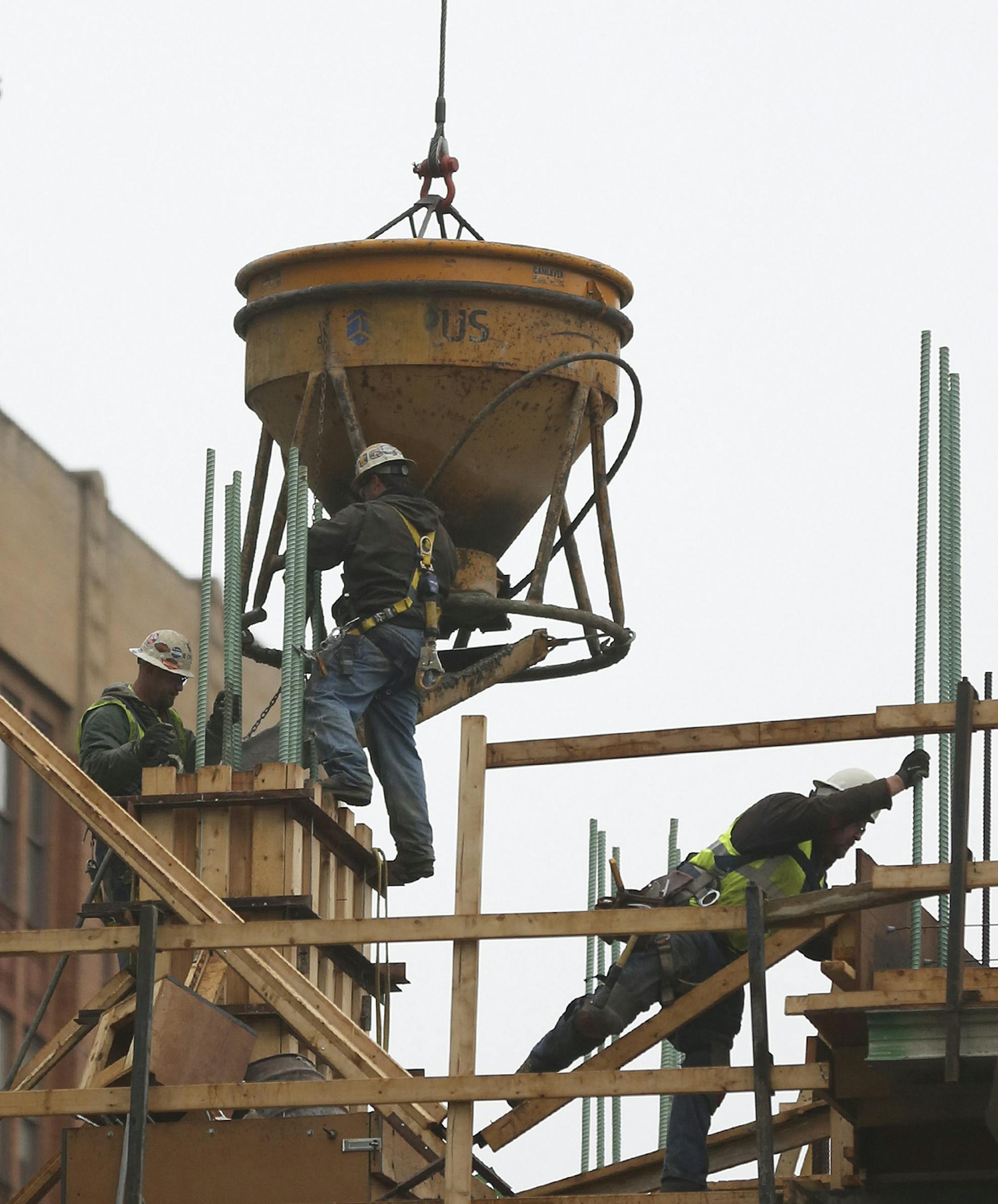 Construction workers poured one of the load bearing cement columns in The Nic, a $100 million 26-story luxury apartment tower at the corner of Fifth St. S. and Nicollet in Minneapolis, Min., Wednesday, May 1, 2013. ] (KYNDELL HARKNESS/STAR TRIBUNE) kyndell.harkness@startribune.com ORG XMIT: MIN1305011706593084