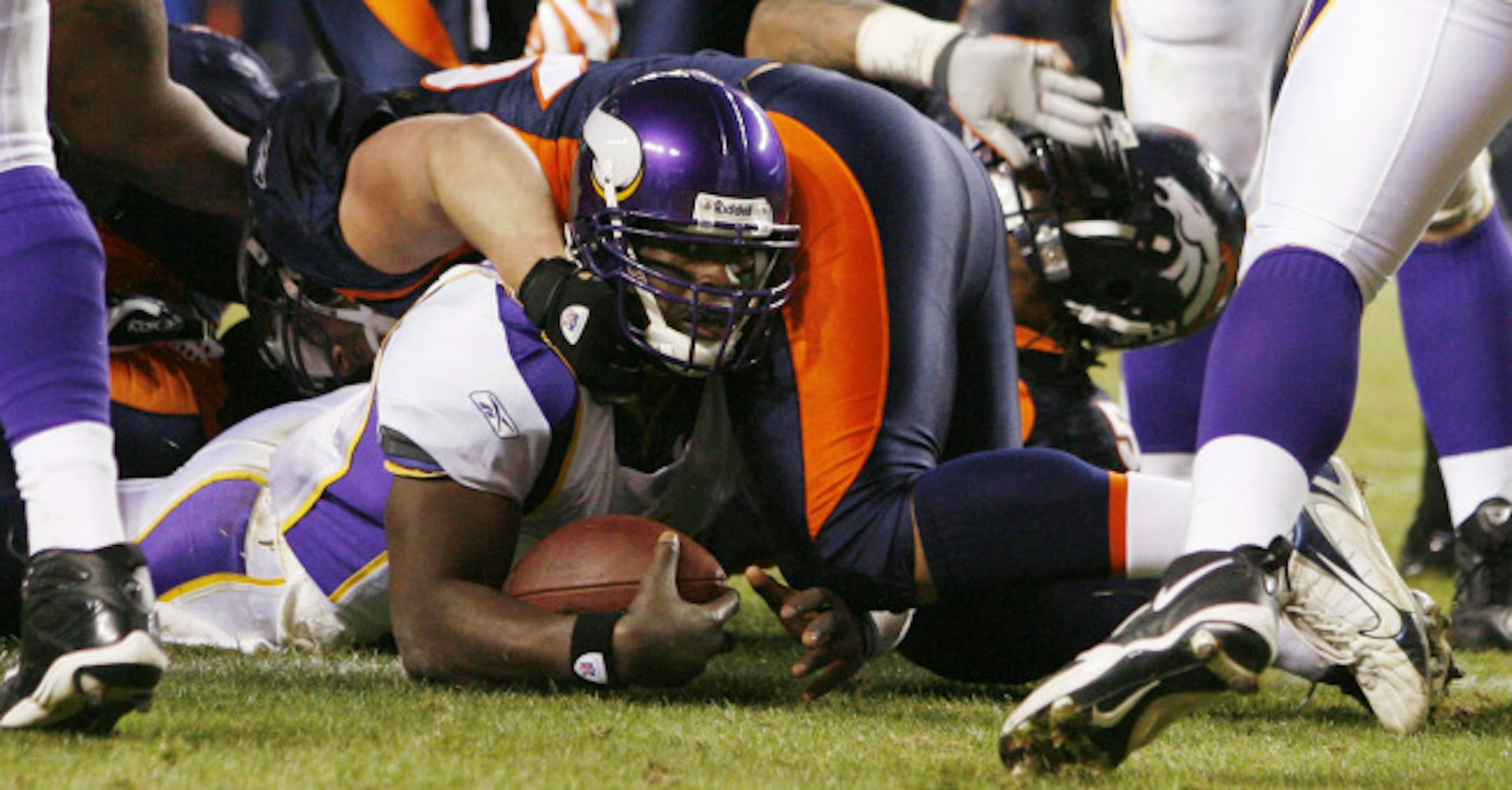 Tarvaris Jackson led the Vikings on two touchdown drives in the final eight minutes against the Broncos.