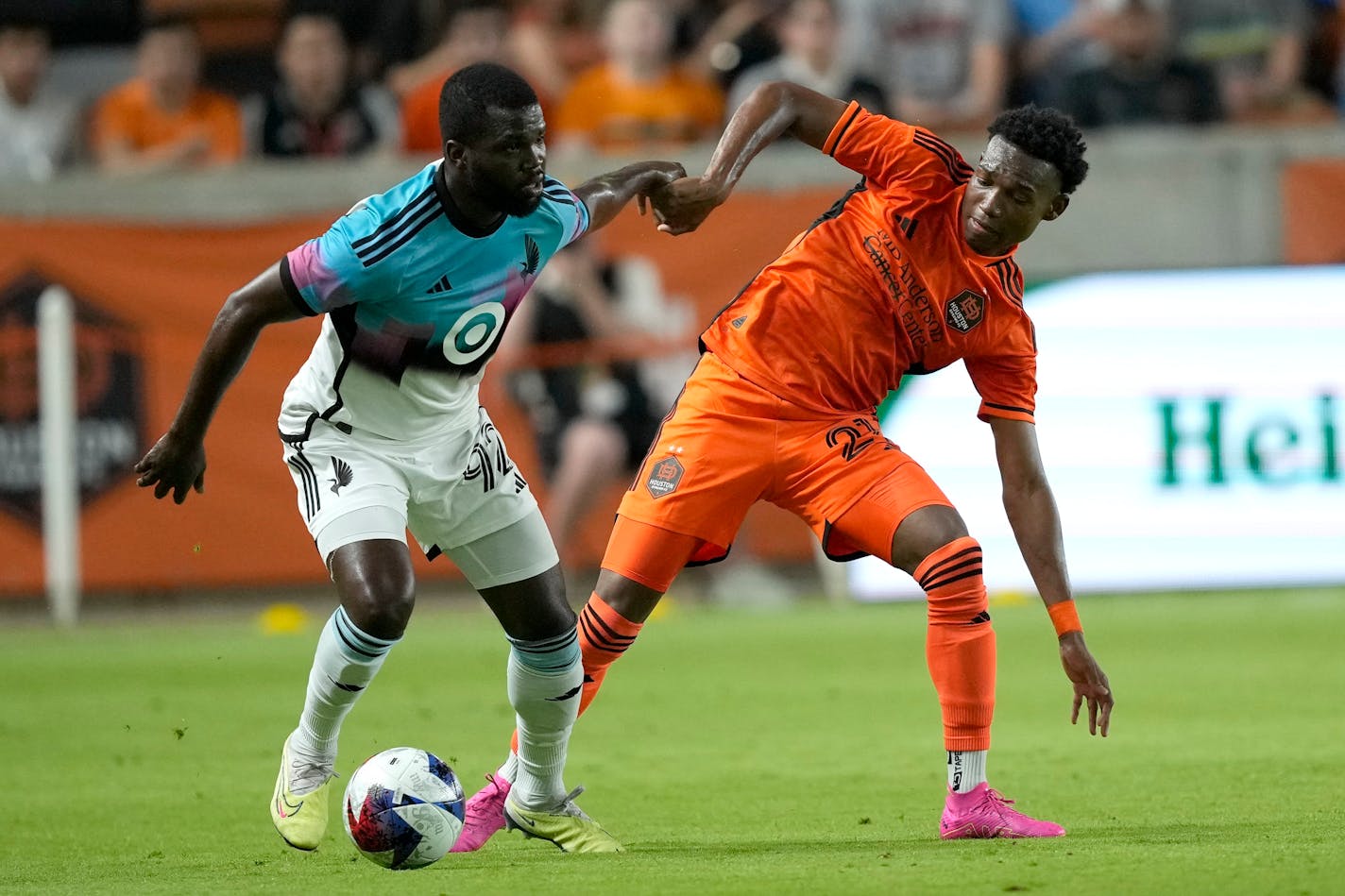 Houston Dynamo's Nelson Quiñónes challenged Minnesota United's Kemar Lawrence for the ball during the second half of a U.S. Open Cup soccer match Tuesday