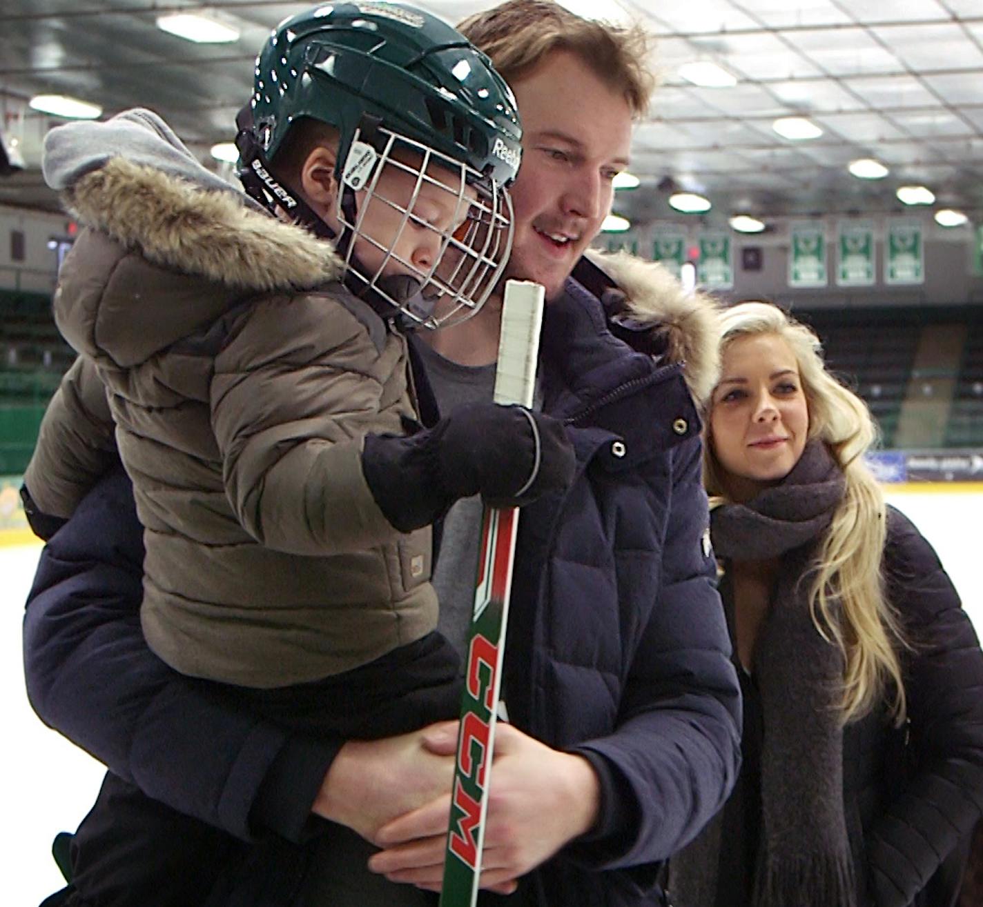 Minnesota Wild goalie Devan Dubnyk with his son Nate and wife Jennifer after an open outdoor Wild practice at the Backyard Outdoor Ice Rink at Braemar Arena, Monday, January 2, 2017 in Edina, MN. ] Matt Gillmer / matt.gillmer@startribune.com