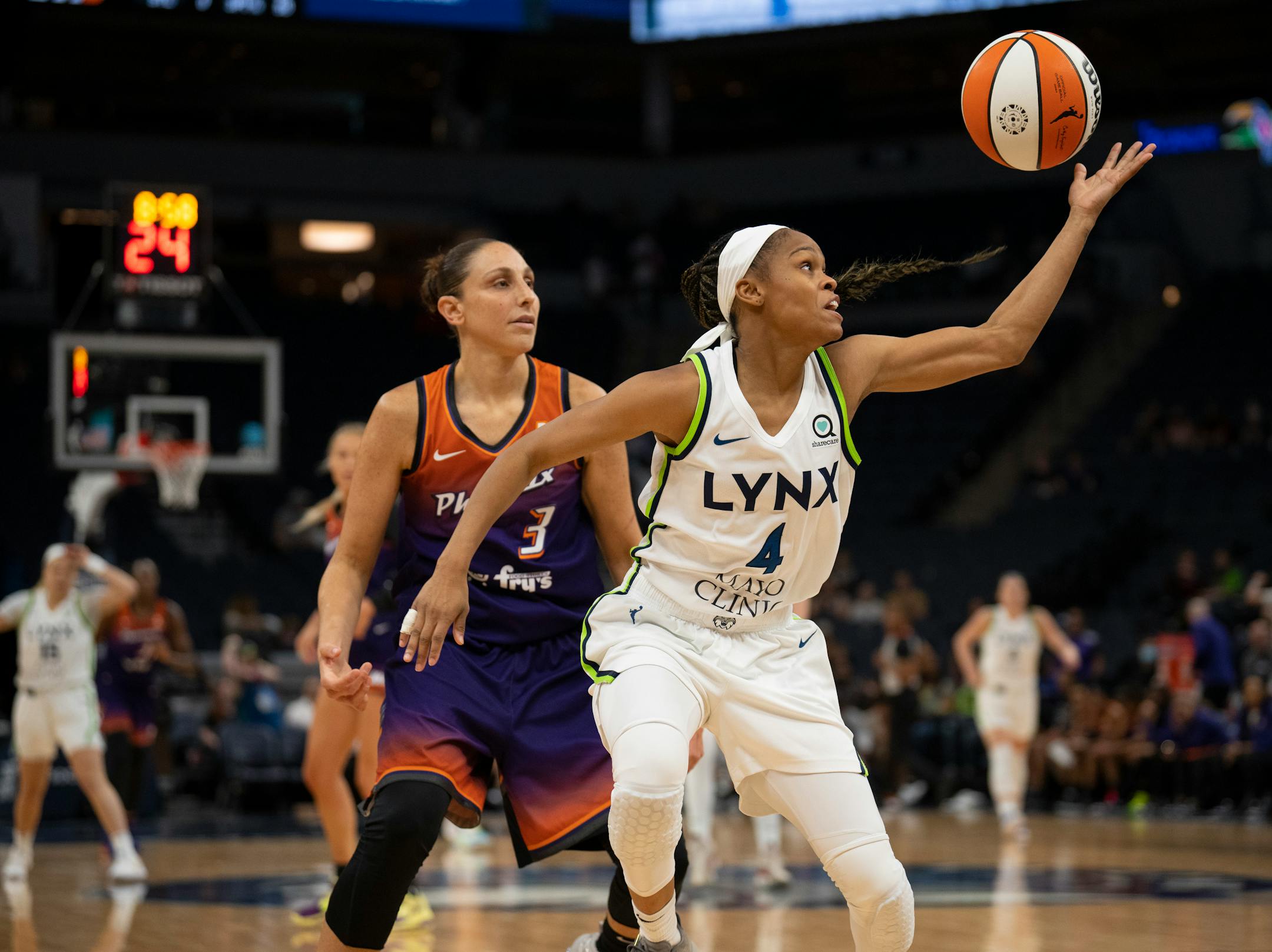 Minnesota Lynx guard Moriah Jefferson (4) stole an inbounds pass intended for Phoenix Mercury guard Diana Taurasi (3) in the second quarter.