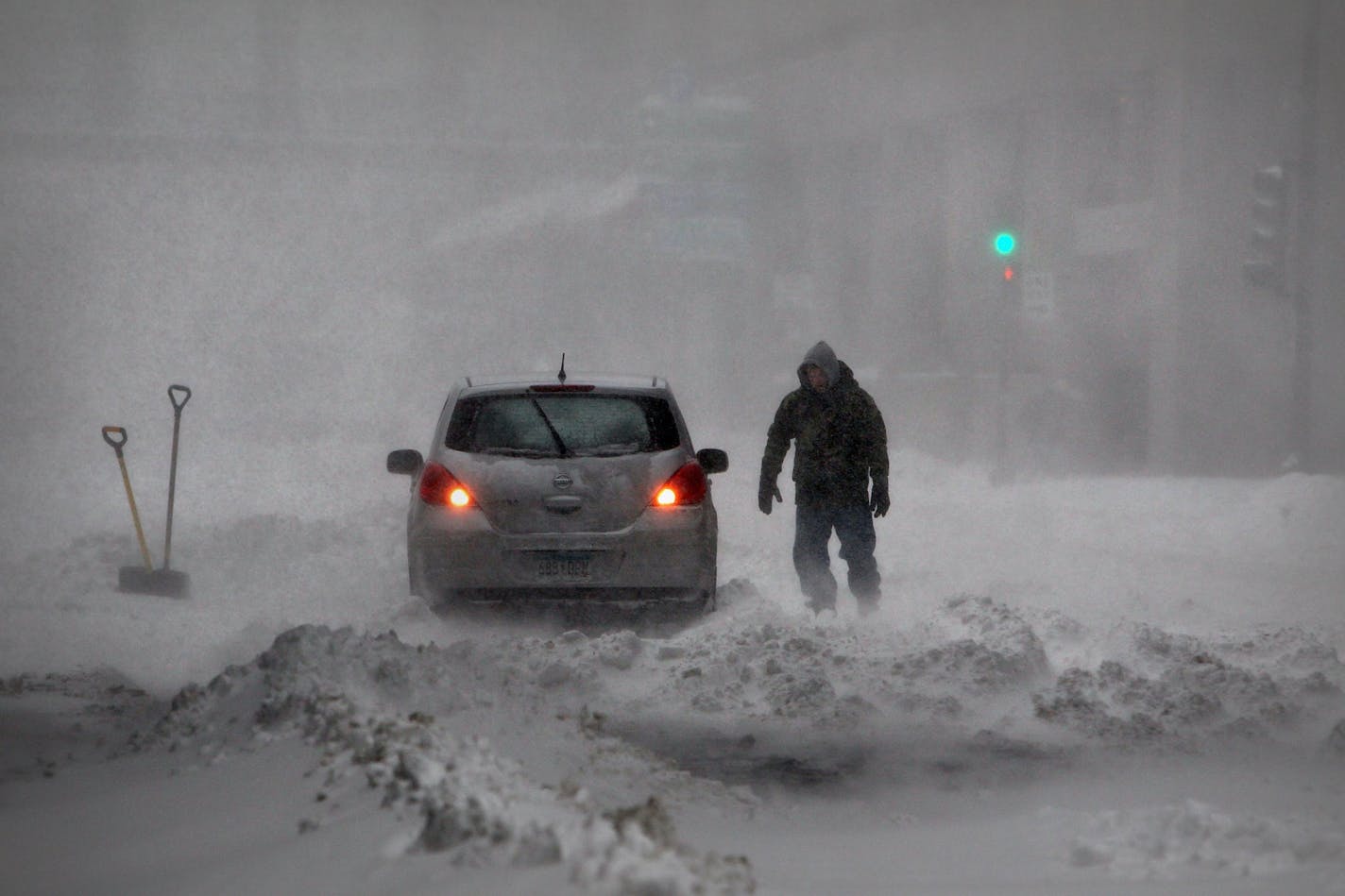 Plows were unable to keep up with the heavy snowfall, as winds added to the mess by creating deep drifts in the streets of downtown St. Paul. Smaller cars had trouble negotiating the mess, while buses and larger vehicles continued to move.