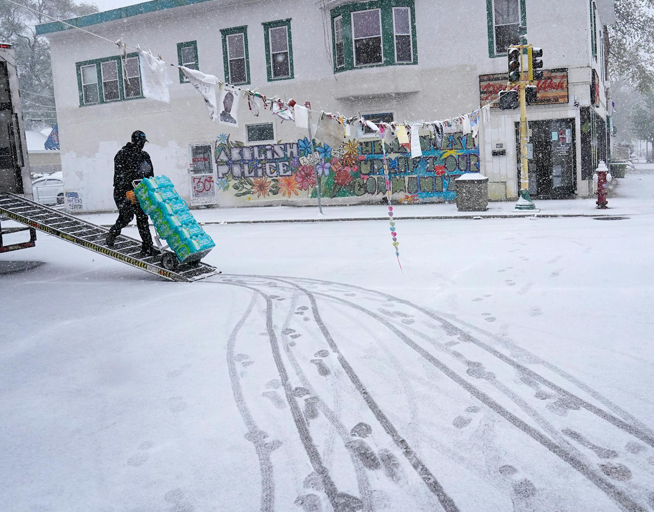 Snow fell on George Floyd Square at the intersection of East 38th Street and Chicago Avenue South in Minneapolis. ] DAVID JOLES • david.joles@startribune.com Tuesday, Oct. 20, 2020 in Minneapolis, MN.