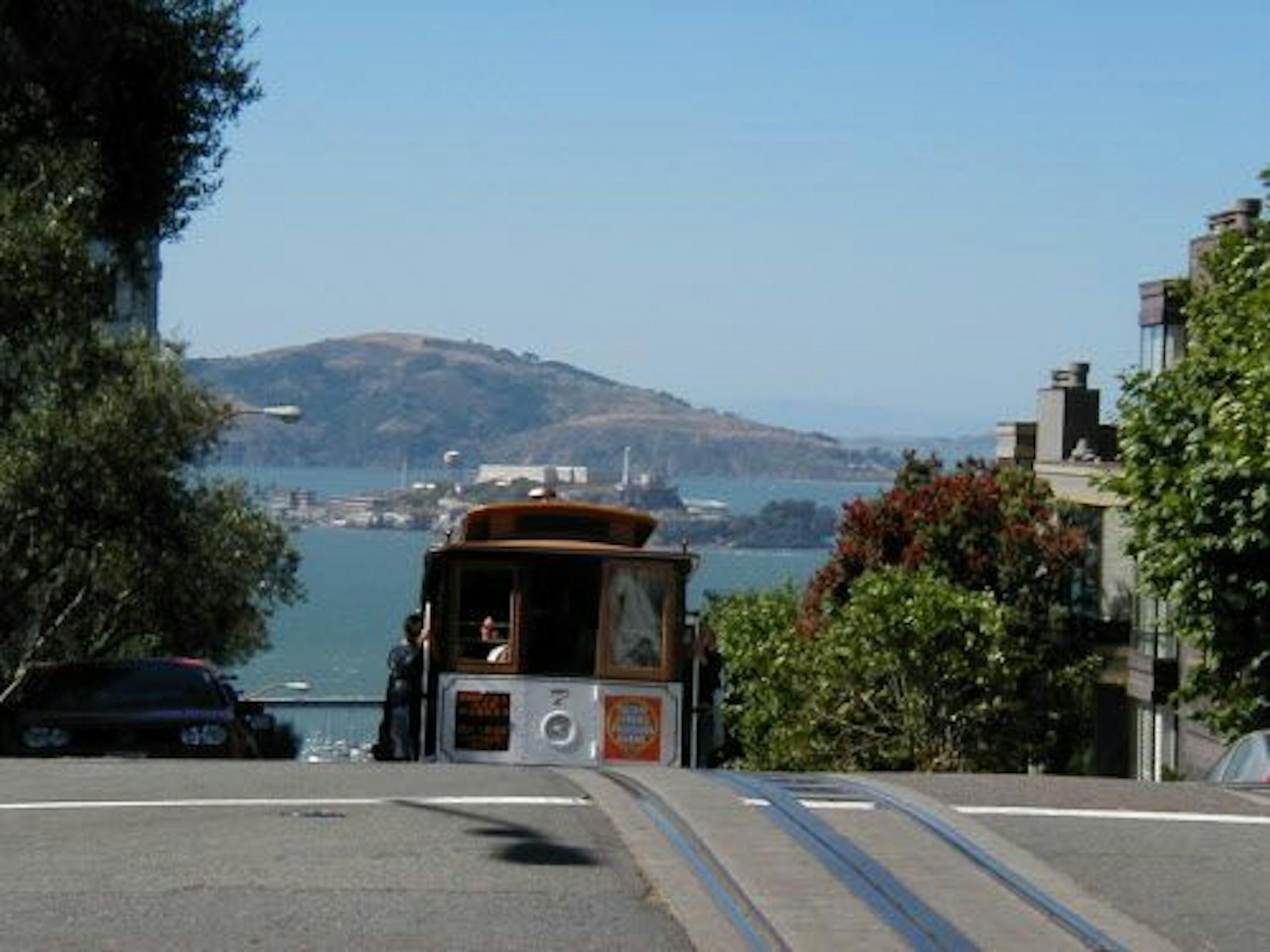 Cable car with Alcatraz in the background. Photo to go with Gail Rosenblum's story on San Francisco for Travel, Sun Aug 24, 2003. I believe the photographer is her husband: Barry J. Davis. Captures two wonderful activities for families, which is the subject of the story. ORG XMIT: MIN2013031008264101