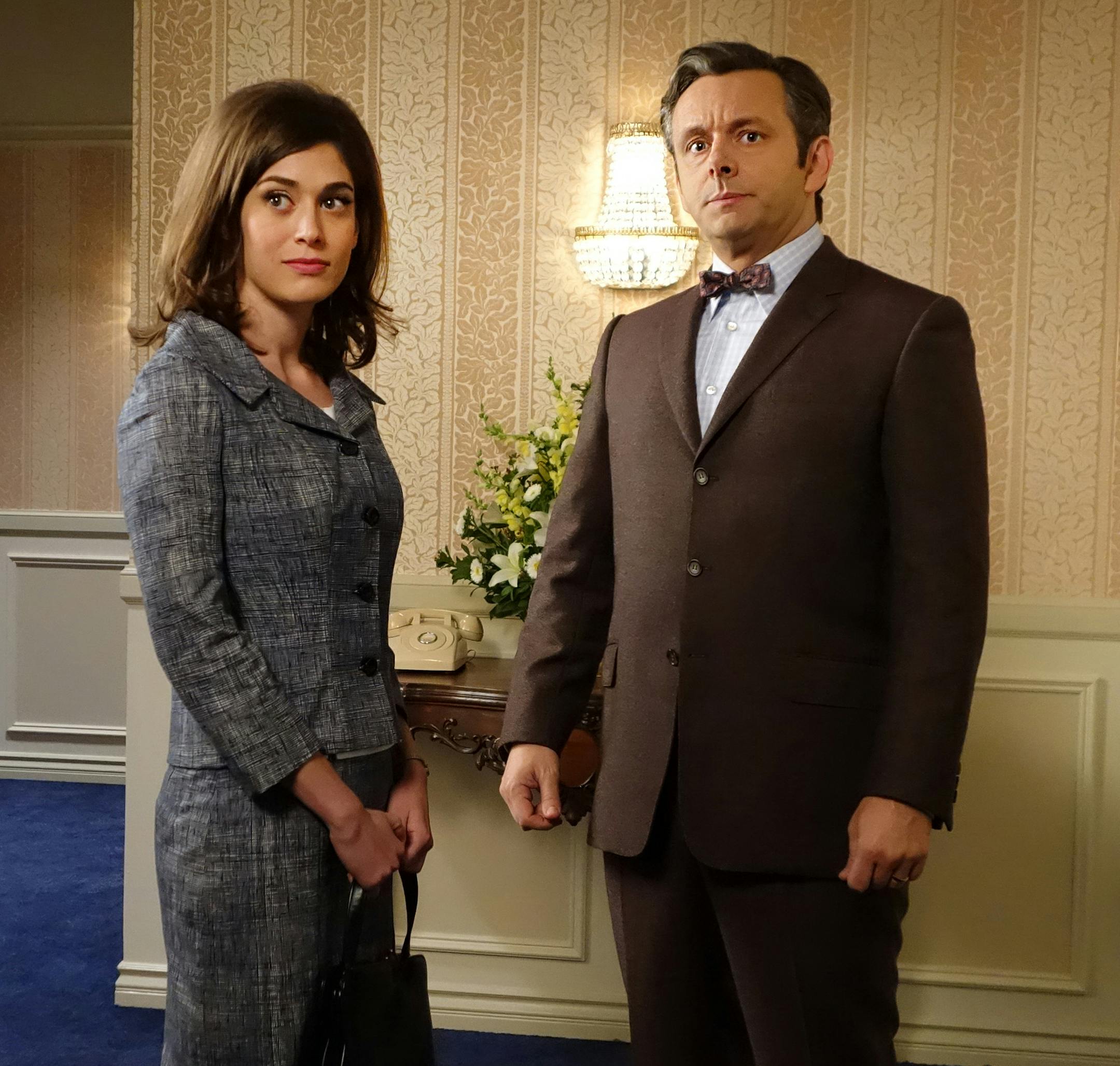 Lizzy Caplan as Virginia Johnson and Michael Sheen as Dr. William Masters in Masters of Sex (season 3, episode 1) - Photo: Michael Desmond/SHOWTIME - Photo ID: MastersofSex_301_0016