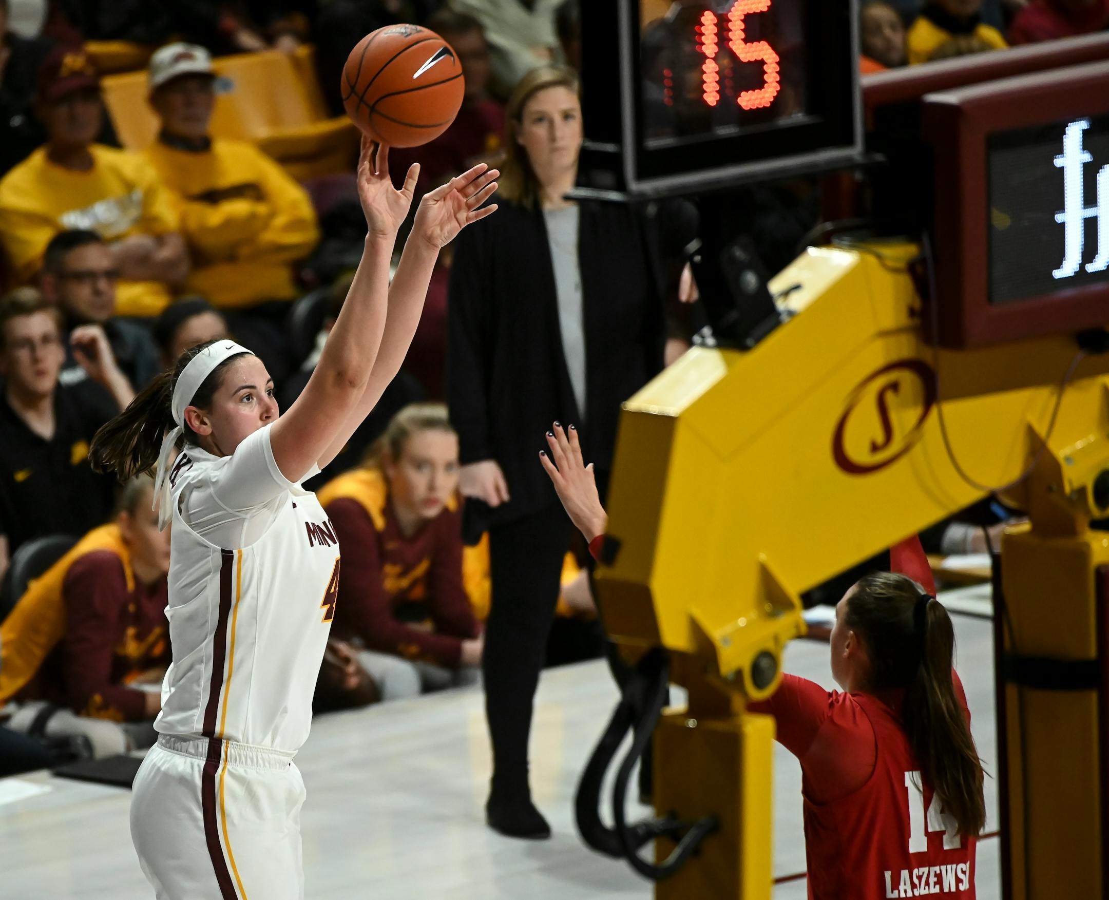 With two busloads of family and friends present, Annalese Lamke scored 20 points on Friday night for the Gophers in their Big Ten victory over Wisconsin.